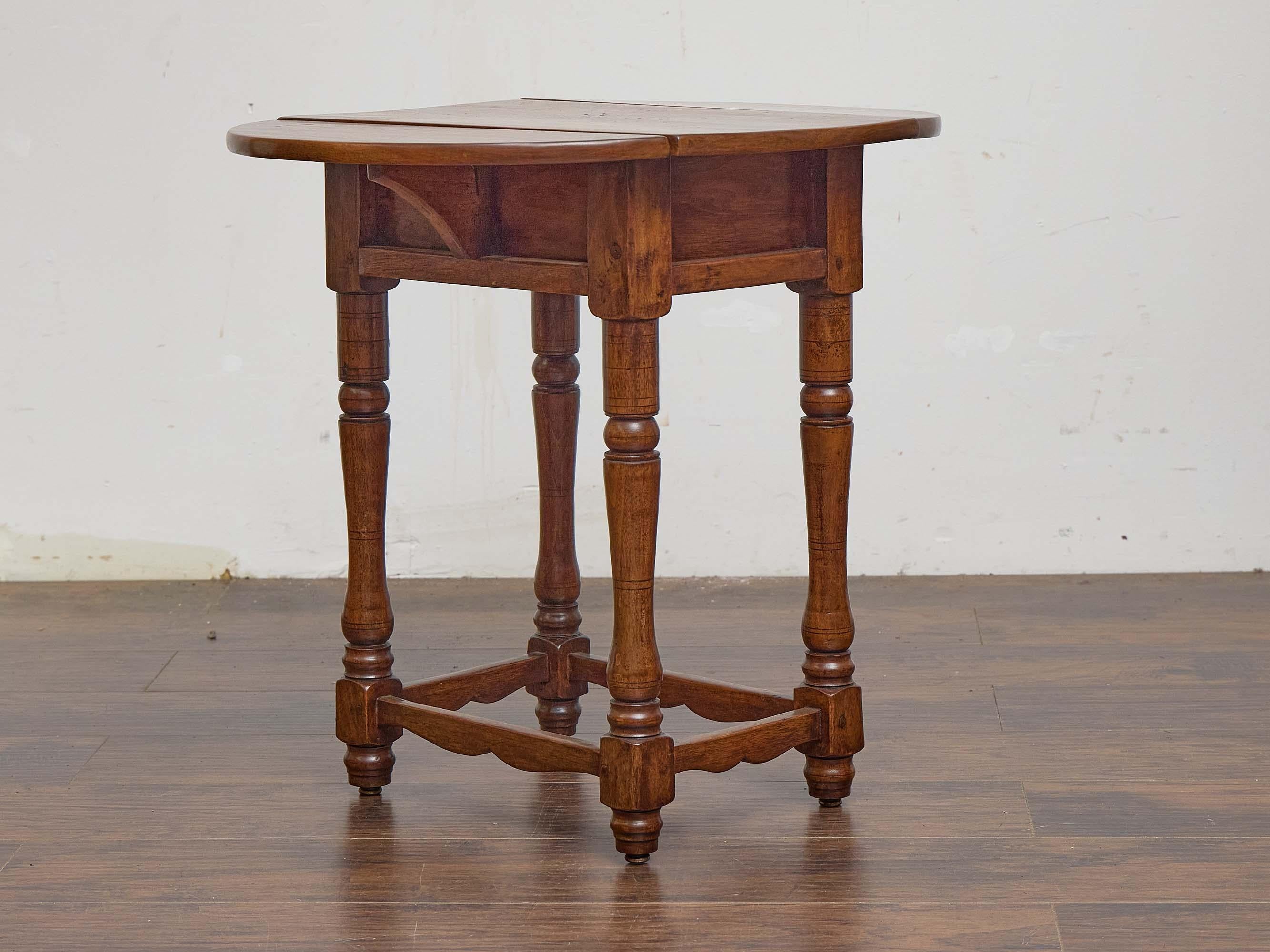 XIXe siècle Table à feuilles tombantes du 19e siècle avec patine rustique et tiroir unique en vente