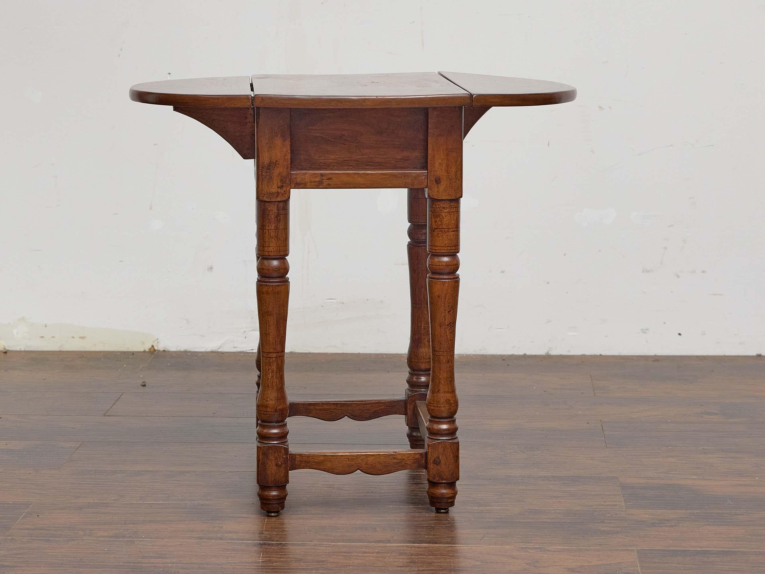 Noyer Table à feuilles tombantes du 19e siècle avec patine rustique et tiroir unique en vente