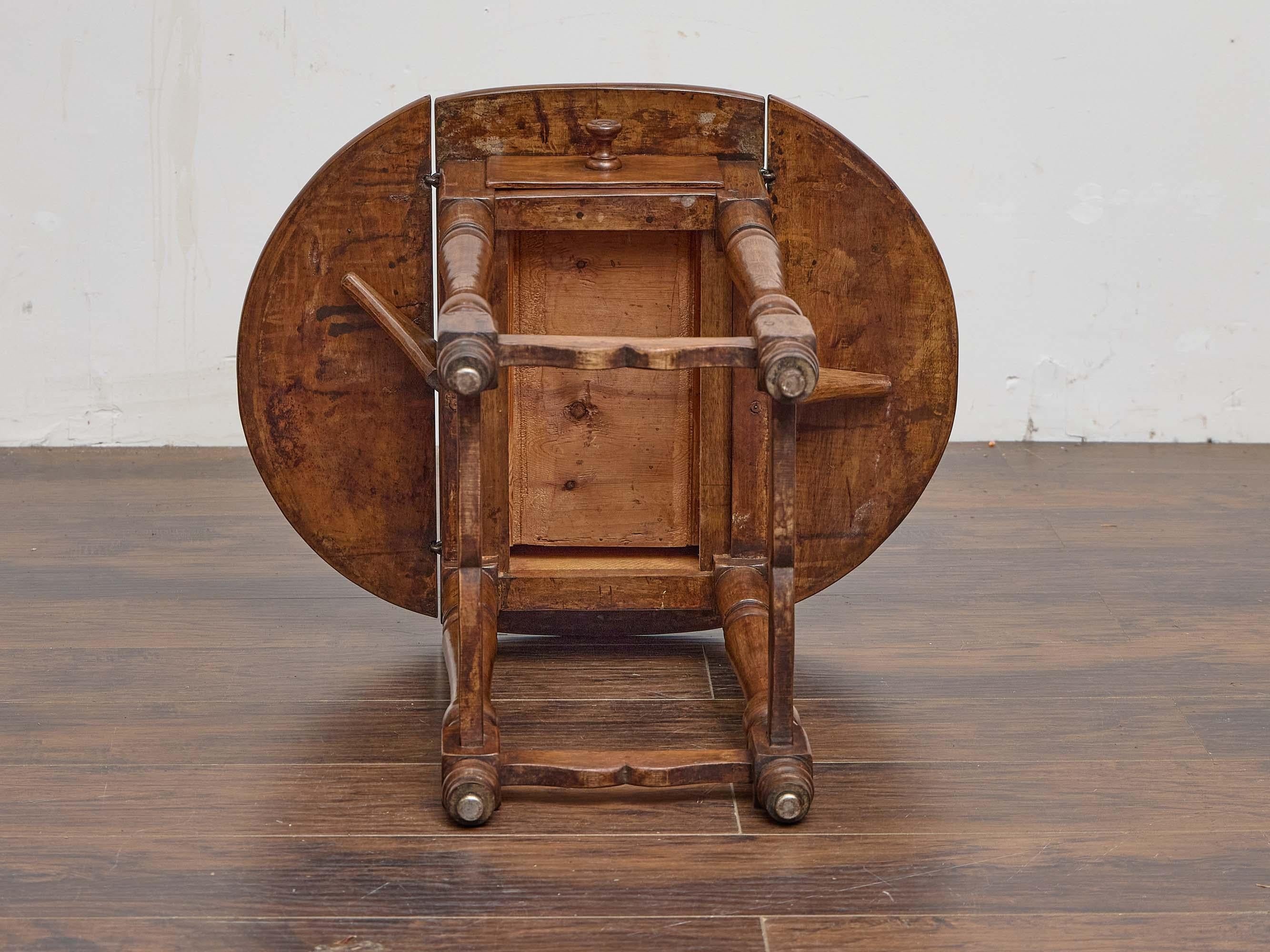 Table à feuilles tombantes du 19e siècle avec patine rustique et tiroir unique en vente 1