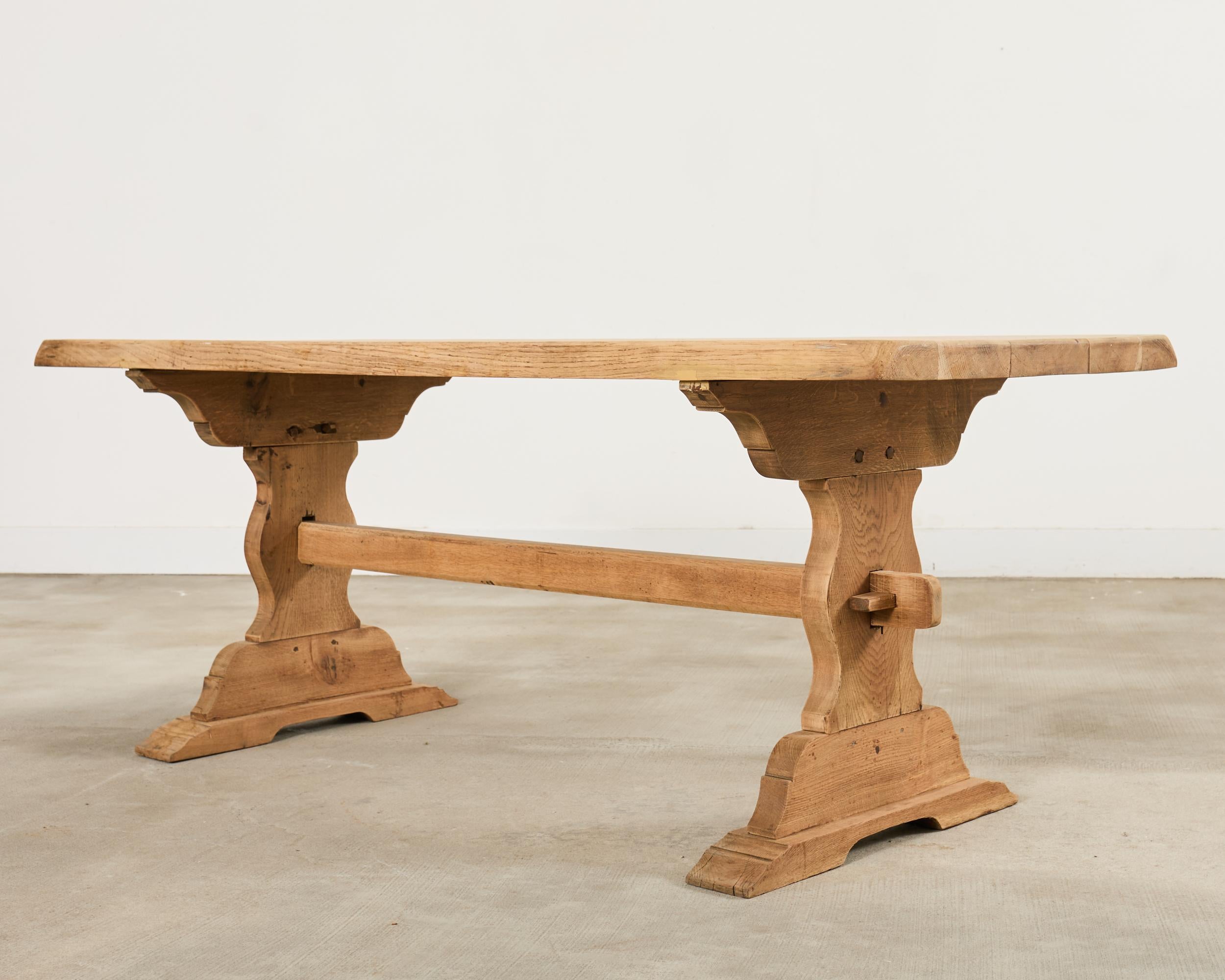 Mesa de comedor Country French Bleached Oak Farmhouse 6.5 Ft Provincial francés en venta
