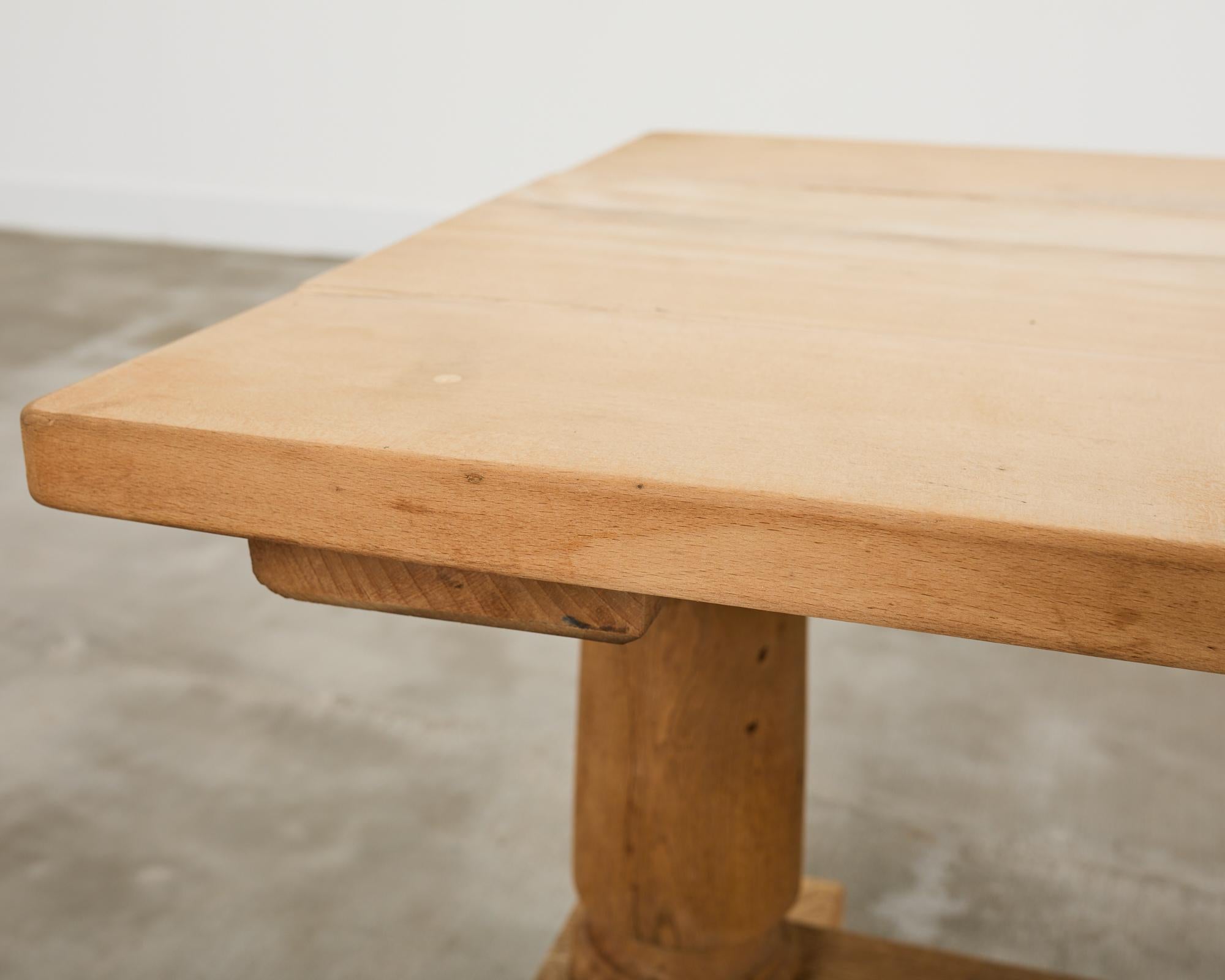 Table de salle à manger à tréteaux en chêne blanchi de style rustique français en vente 2