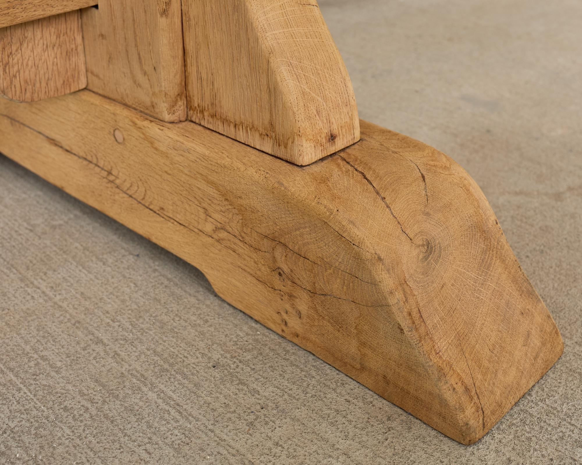 Table de salle à manger à tréteaux en chêne blanchi de style rustique français en vente 2