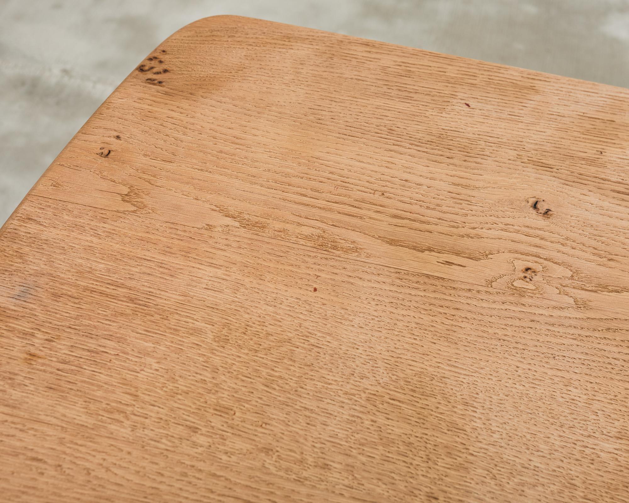 Table de salle à manger à tréteaux en chêne blanchi de style rustique français en vente 3
