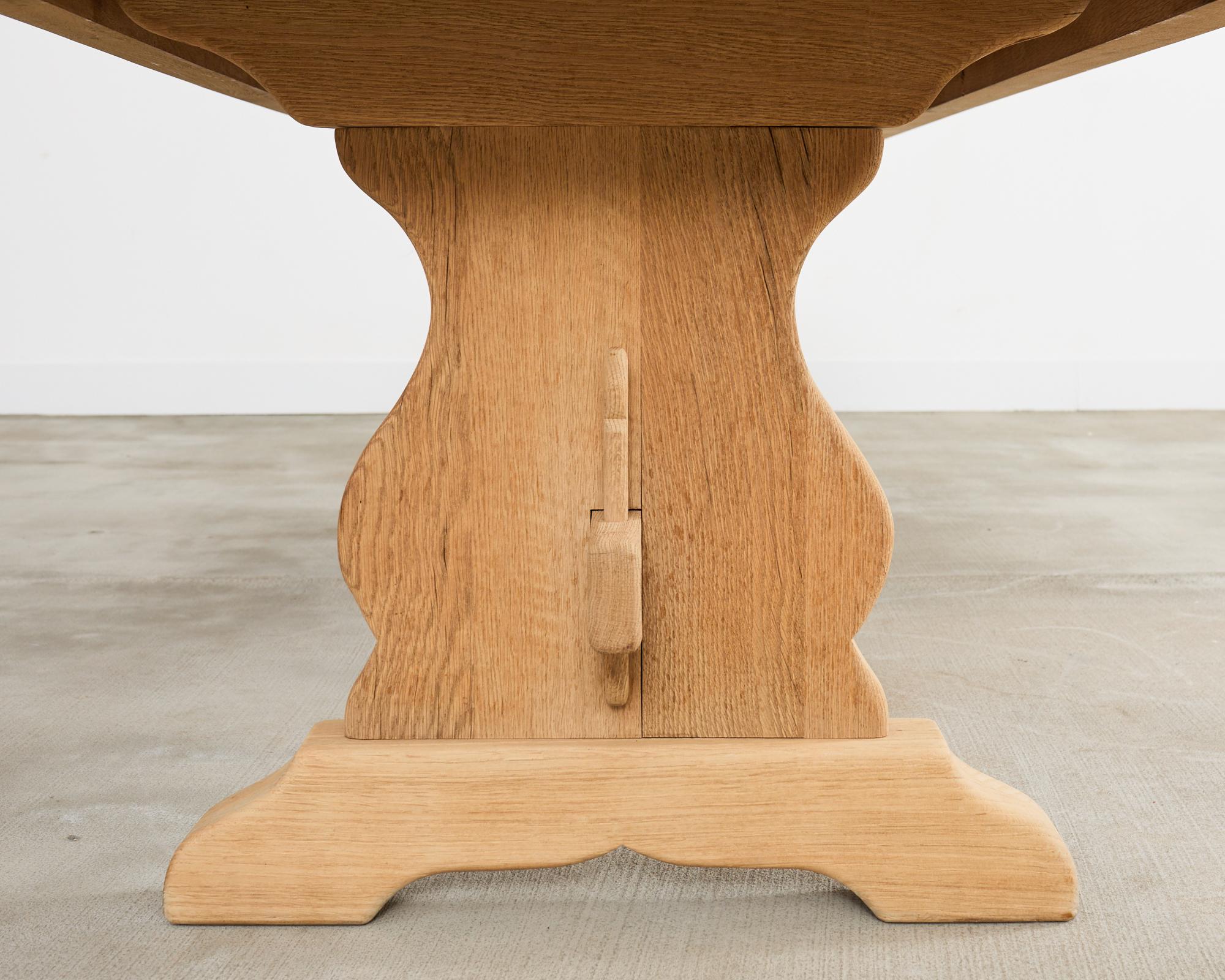 Table de salle à manger à tréteaux en chêne blanchi de style rustique français en vente 3