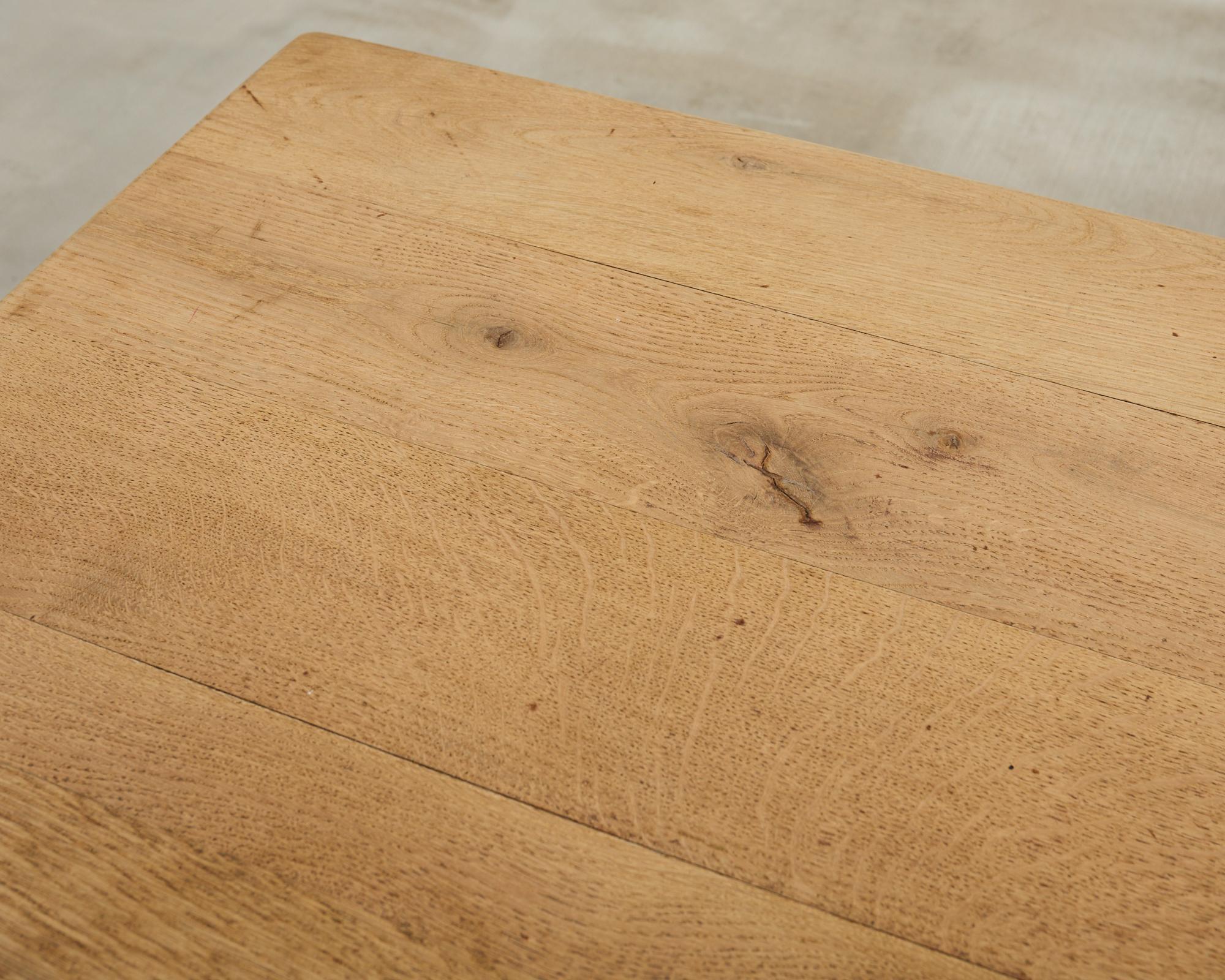 Table de salle à manger à tréteaux en chêne blanchi de style rustique français en vente 3