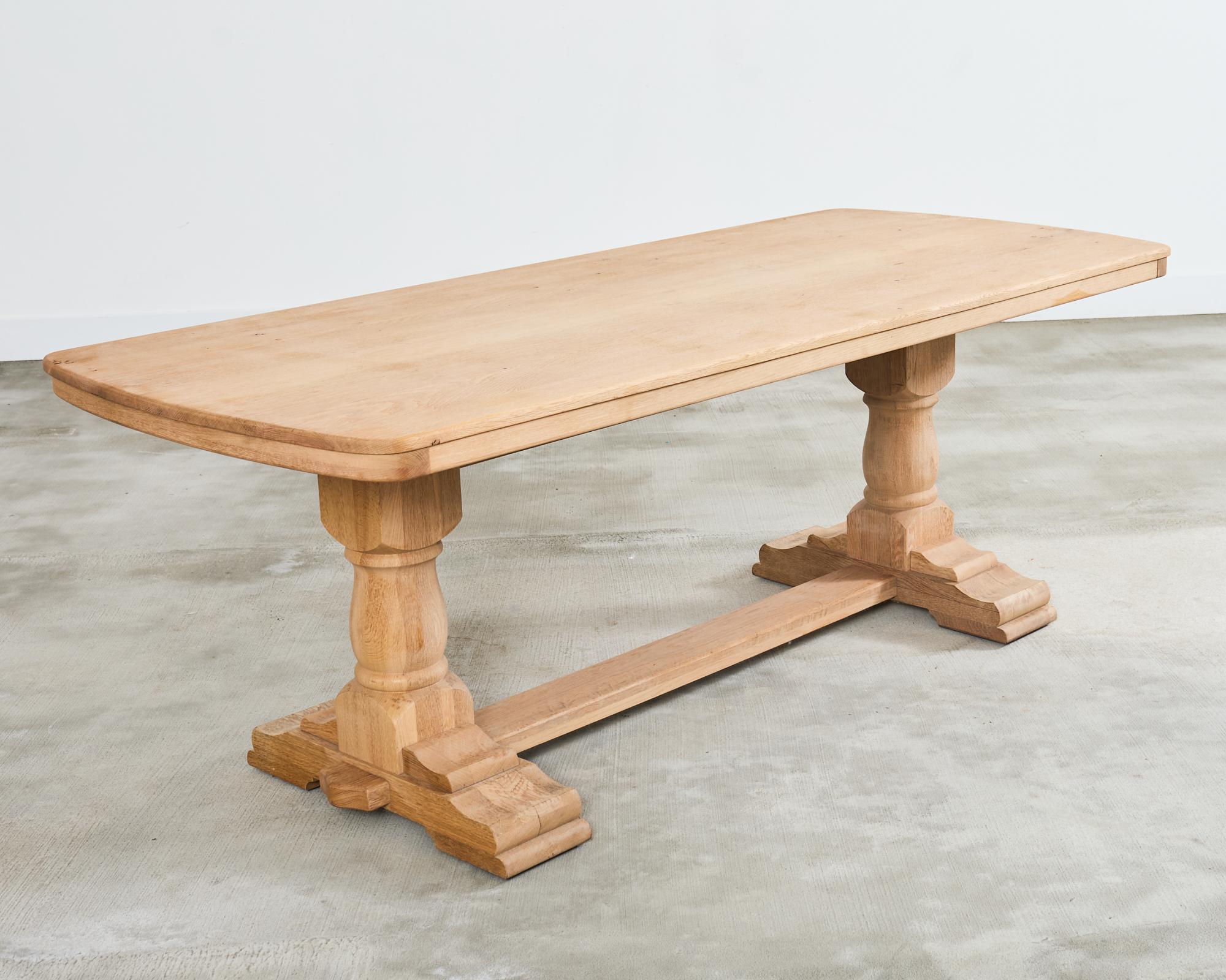 Table de salle à manger à tréteaux en chêne blanchi de style rustique français en vente 4
