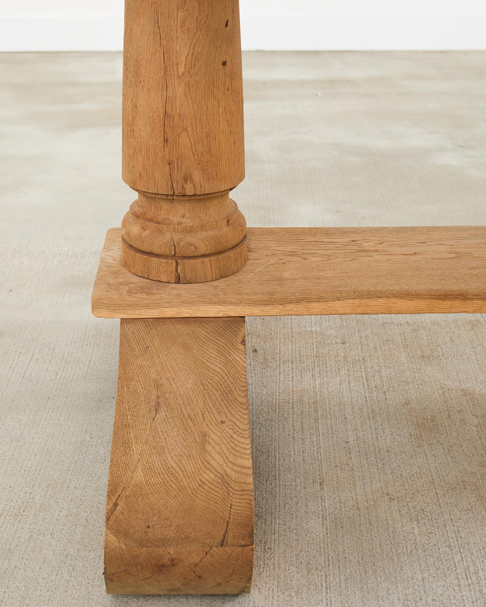 Table de salle à manger à tréteaux en chêne blanchi de style rustique français en vente 4