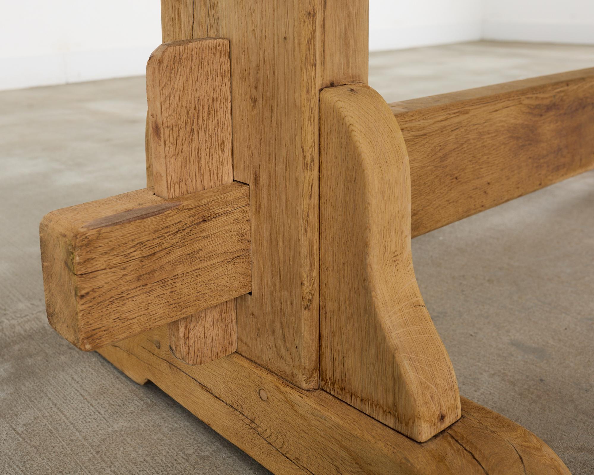 Table de salle à manger à tréteaux en chêne blanchi de style rustique français en vente 4