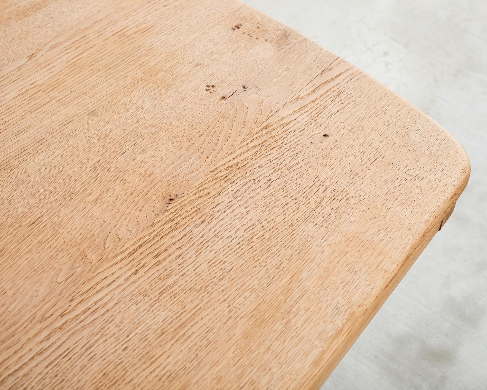 Table de salle à manger à tréteaux en chêne blanchi de style rustique français en vente 5