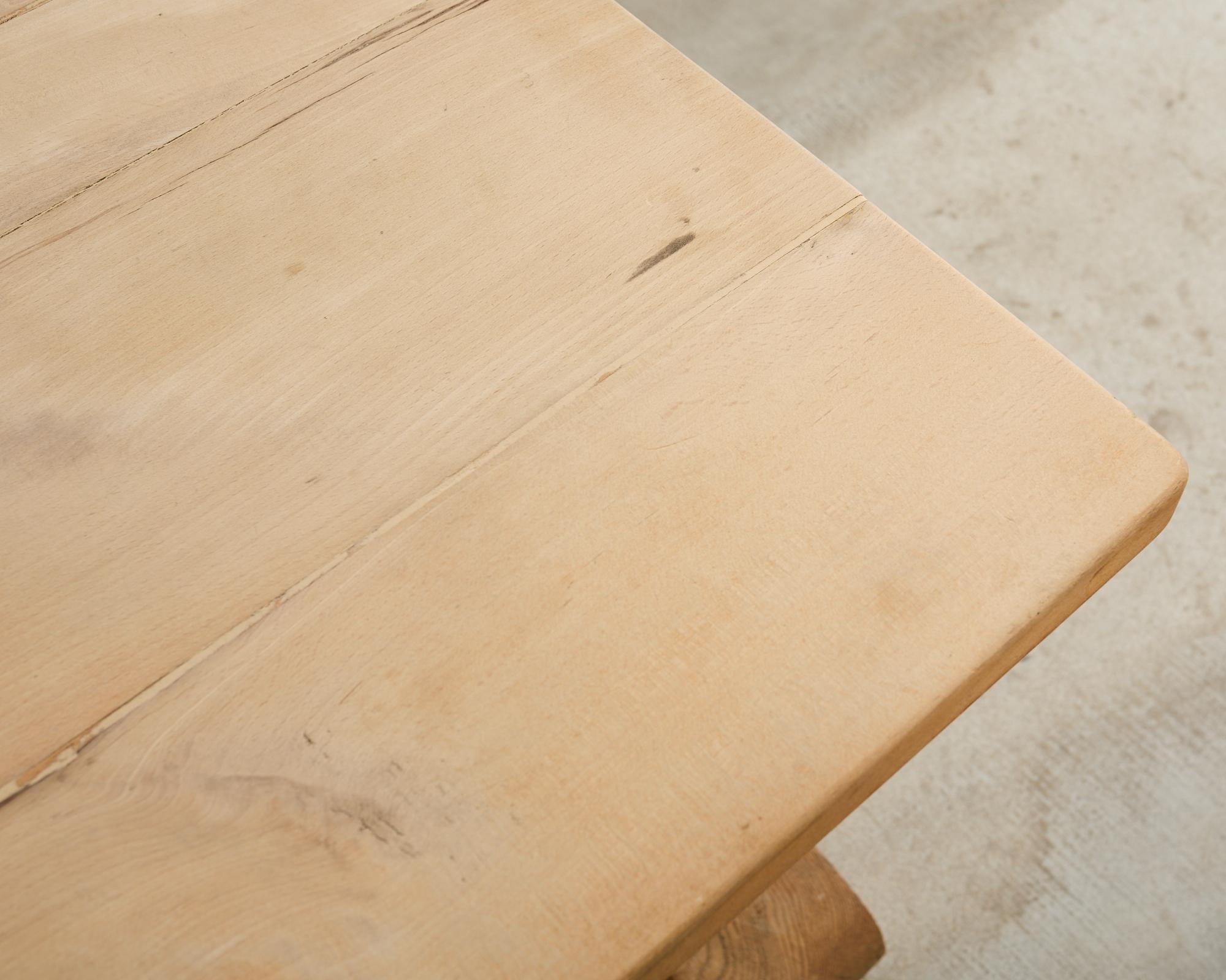 Table de salle à manger à tréteaux en chêne blanchi de style rustique français en vente 5