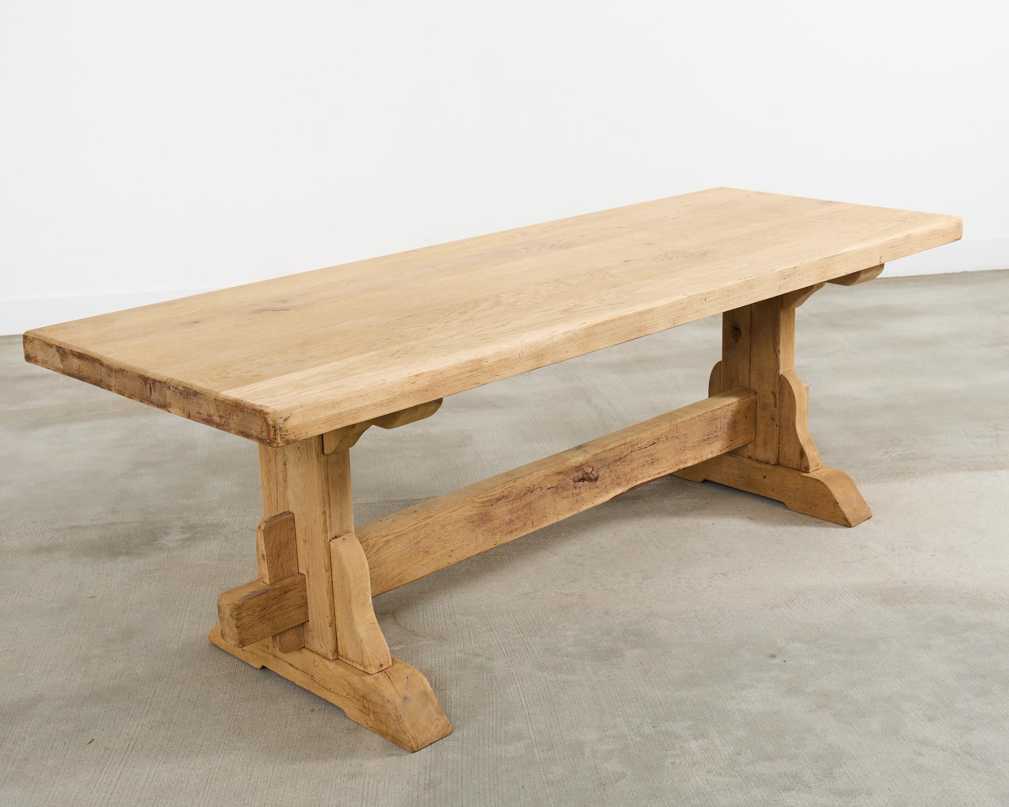 Table de salle à manger à tréteaux en chêne blanchi de style rustique français en vente 5