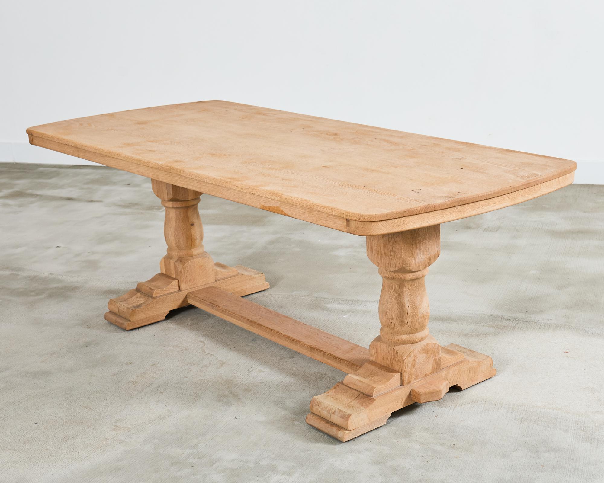 Table de salle à manger à tréteaux en chêne blanchi de style rustique français en vente 6