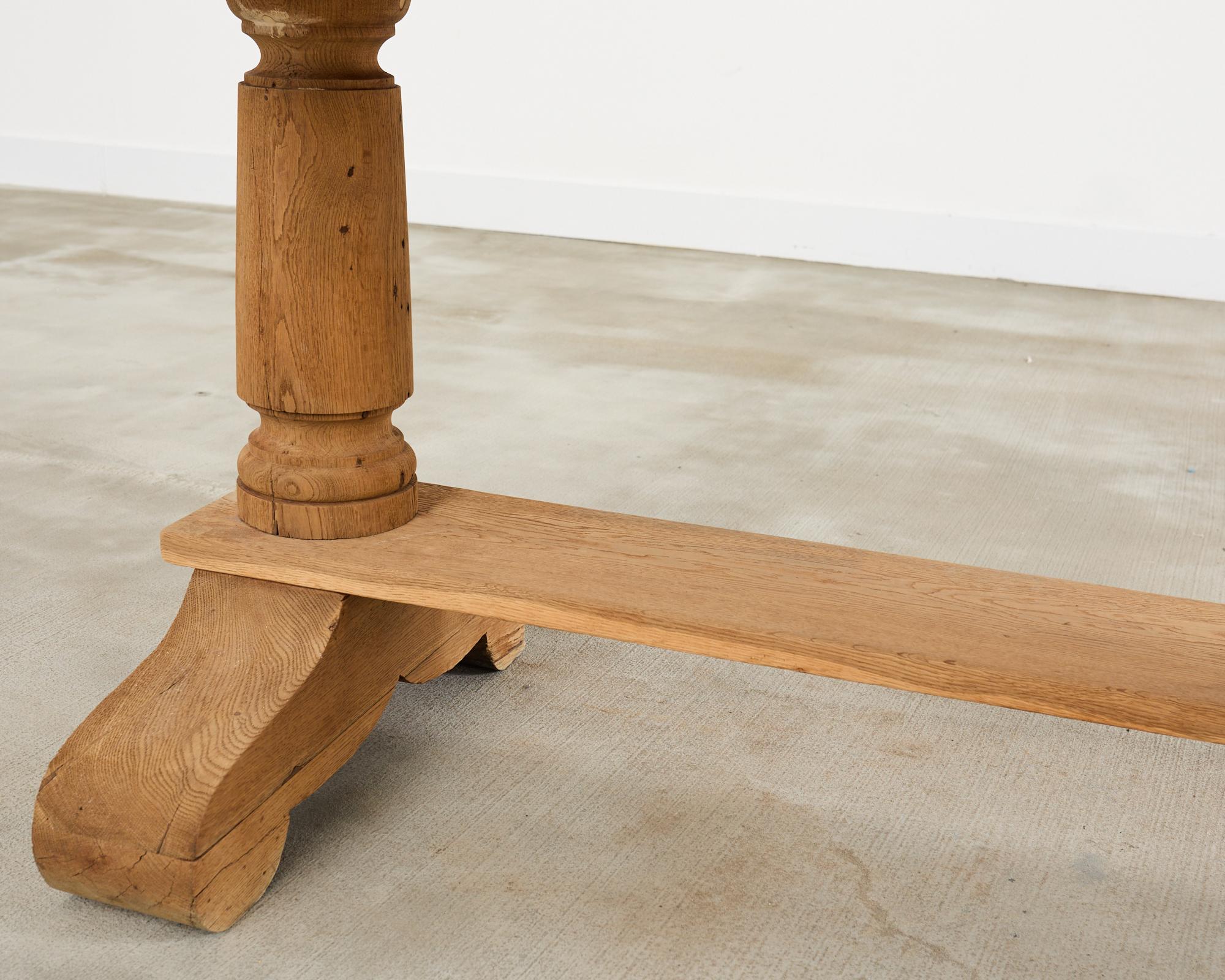 Table de salle à manger à tréteaux en chêne blanchi de style rustique français en vente 6