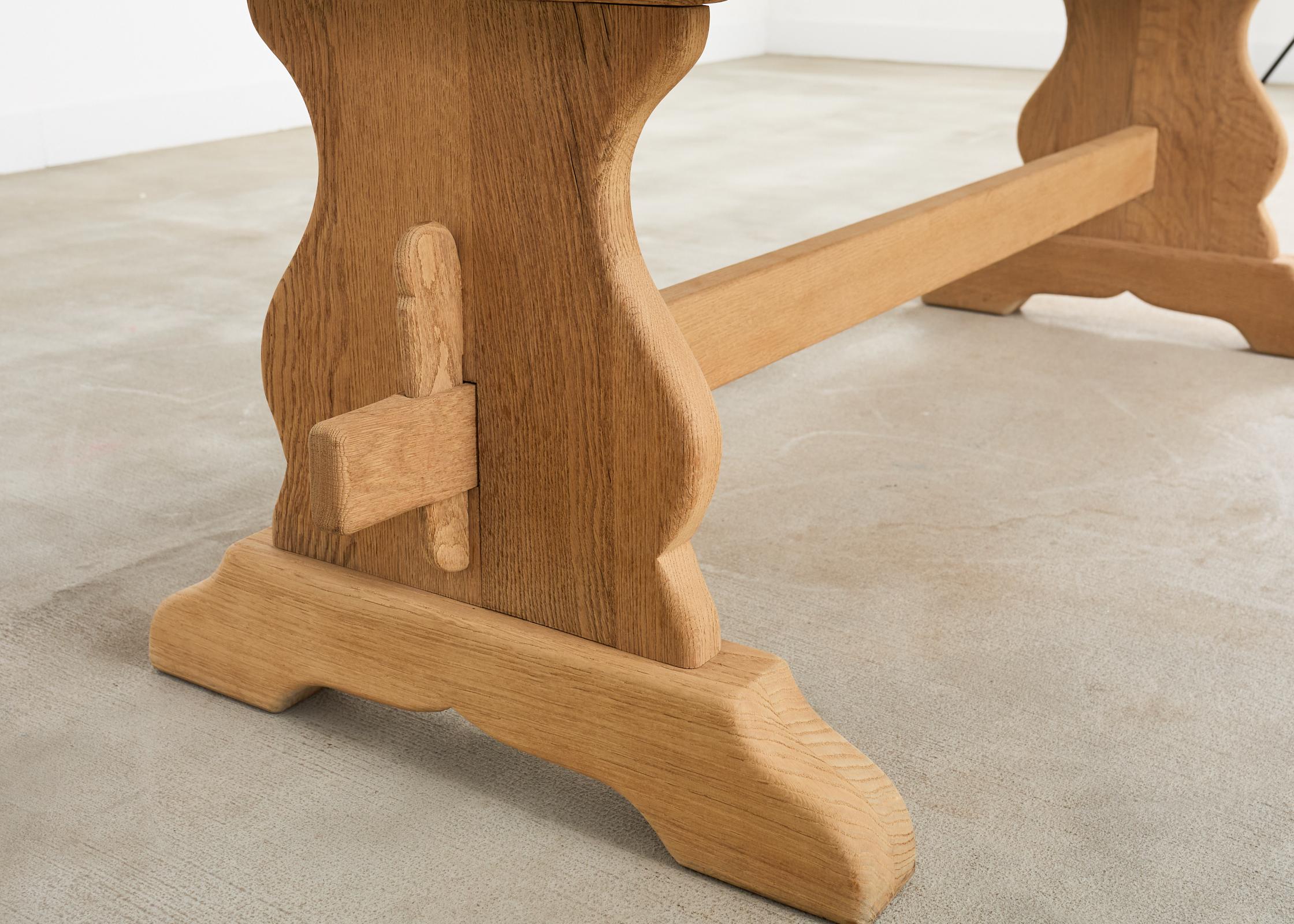 Table de salle à manger à tréteaux en chêne blanchi de style rustique français en vente 6