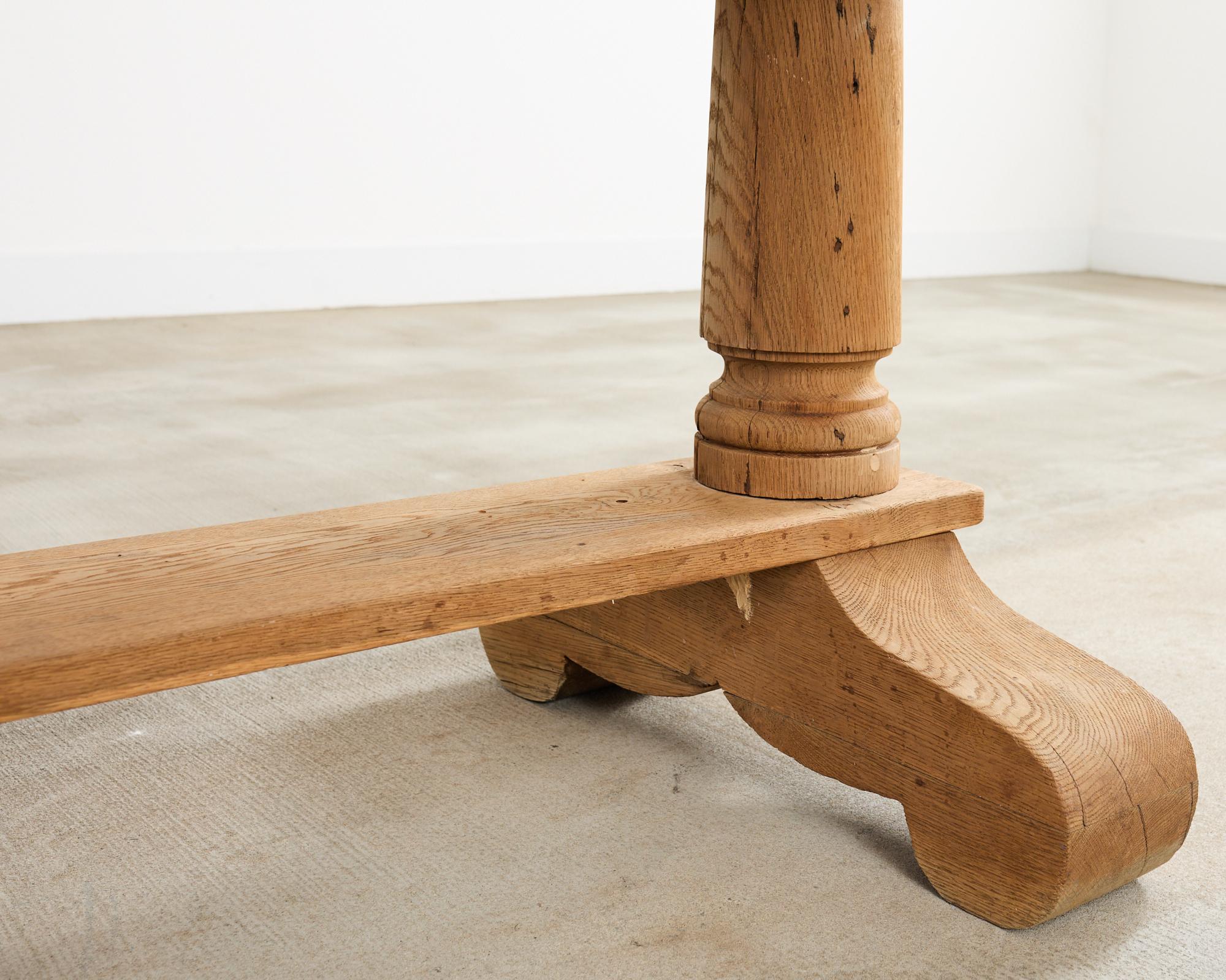 Table de salle à manger à tréteaux en chêne blanchi de style rustique français en vente 7