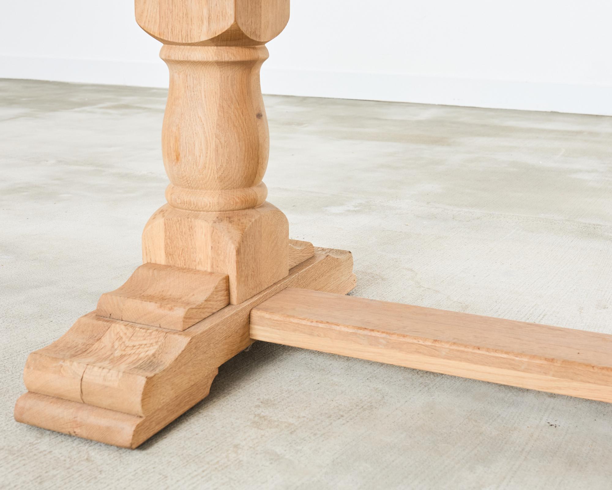 Table de salle à manger à tréteaux en chêne blanchi de style rustique français en vente 8