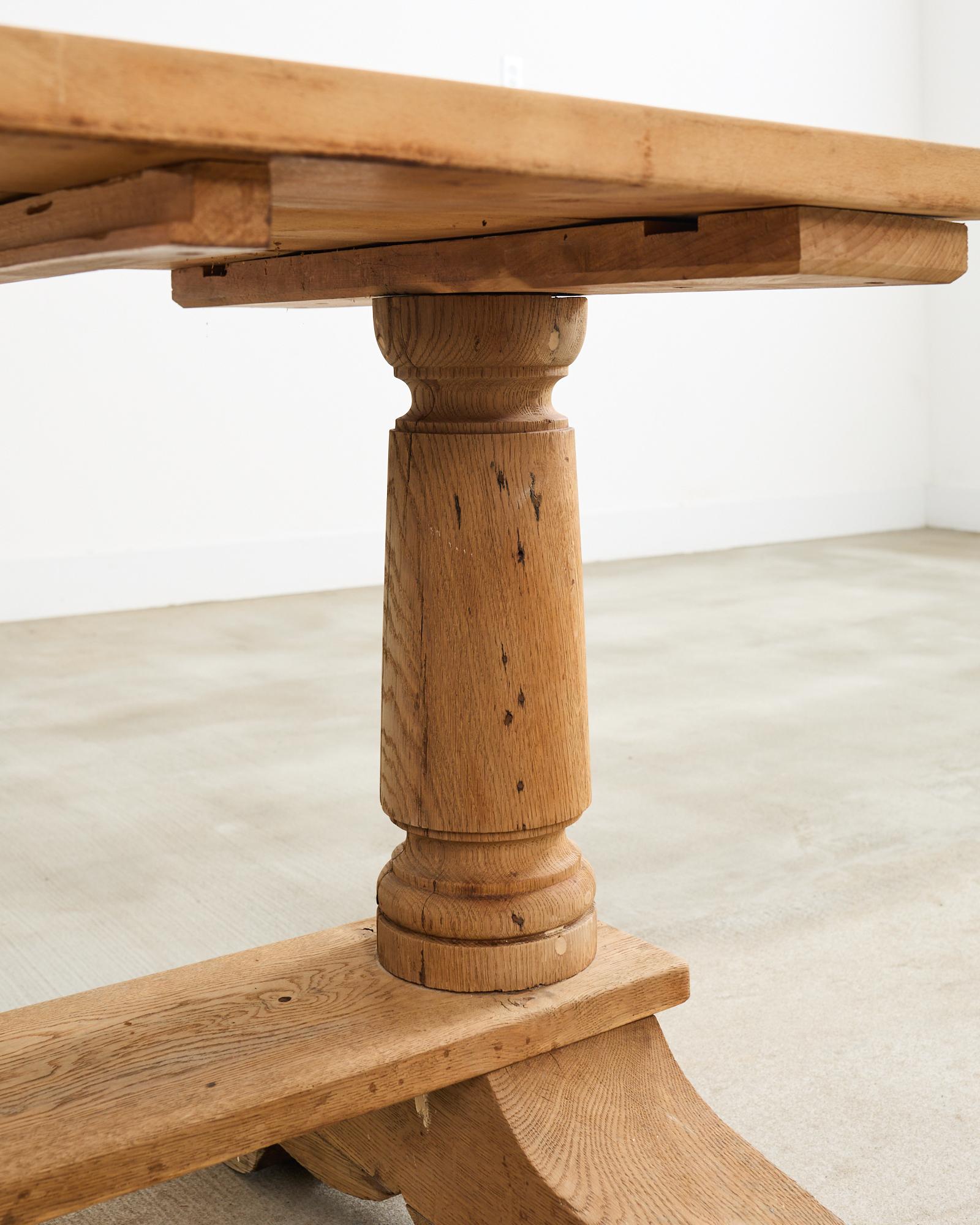 Table de salle à manger à tréteaux en chêne blanchi de style rustique français en vente 8