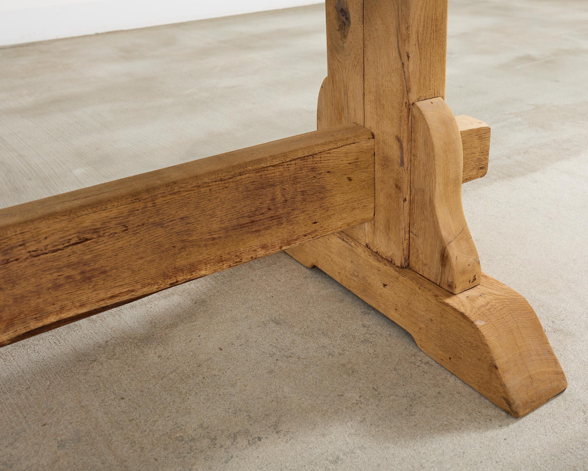 Table de salle à manger à tréteaux en chêne blanchi de style rustique français en vente 8