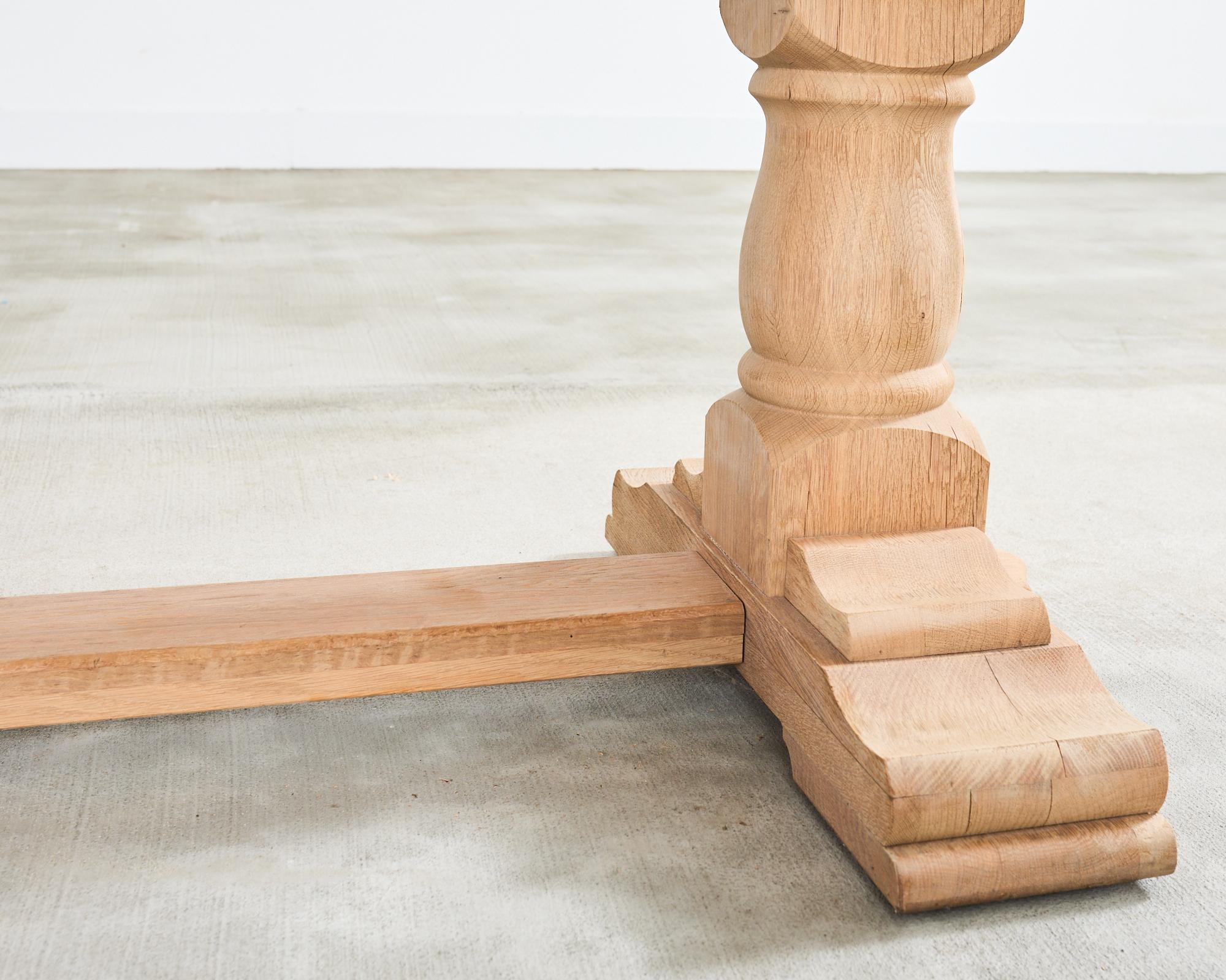 Table de salle à manger à tréteaux en chêne blanchi de style rustique français en vente 9