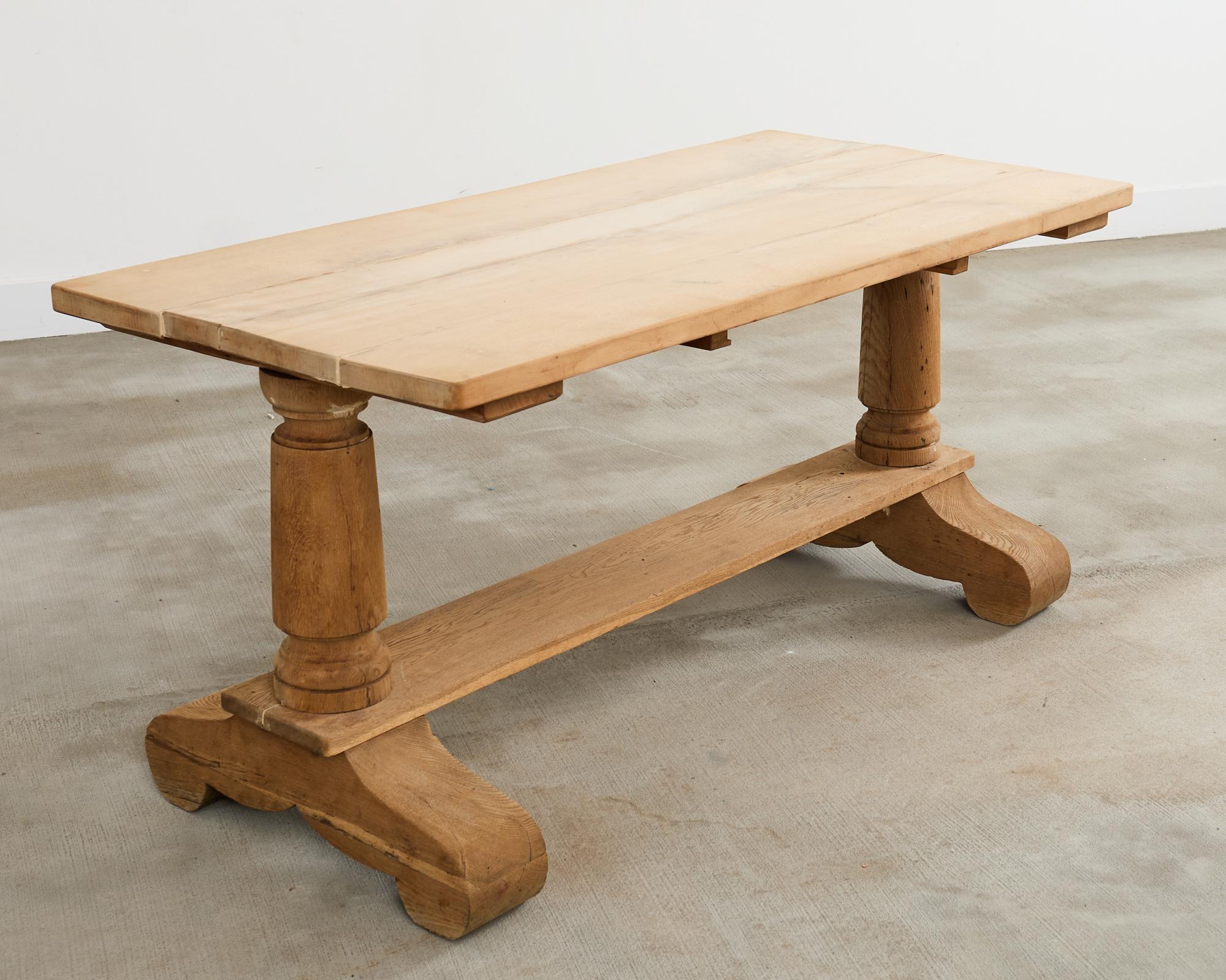 Table de salle à manger à tréteaux en chêne blanchi de style rustique français en vente 9