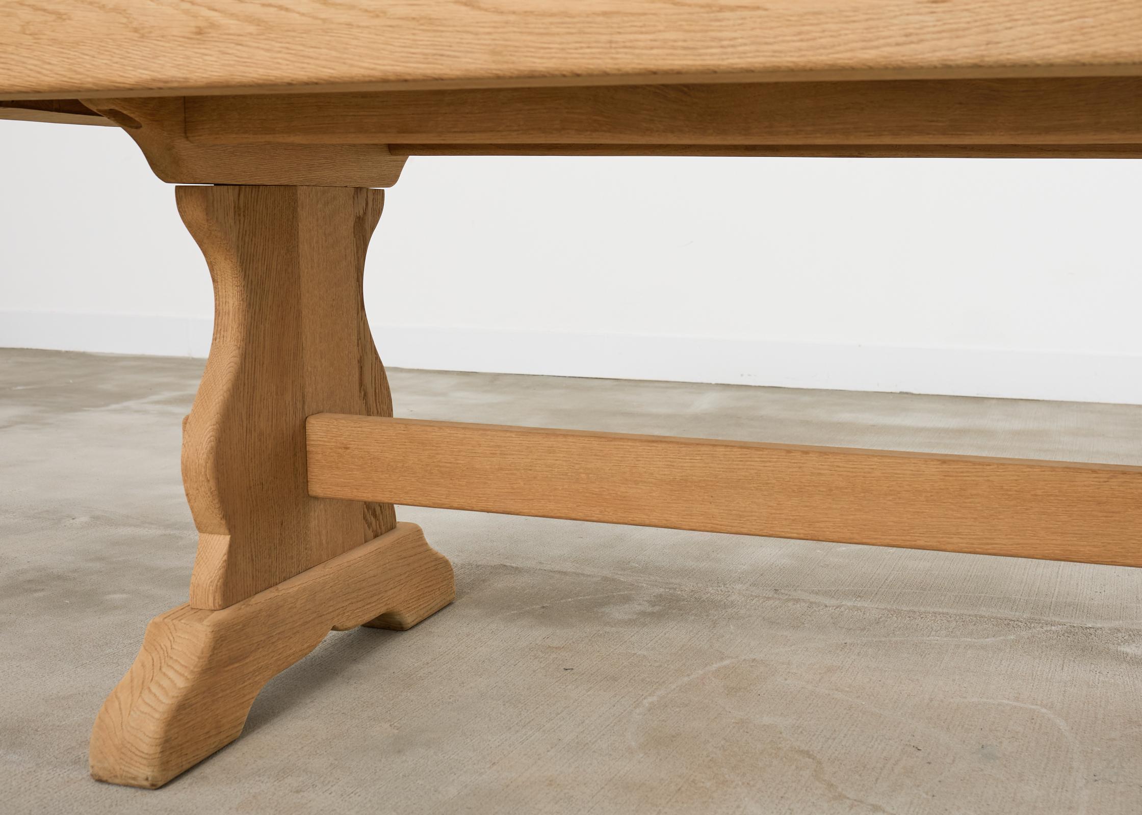 Table de salle à manger à tréteaux en chêne blanchi de style rustique français en vente 9