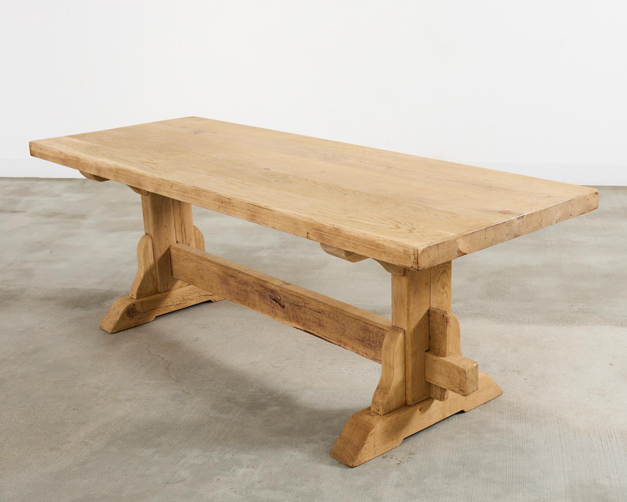 Table de salle à manger à tréteaux en chêne blanchi de style rustique français en vente 9
