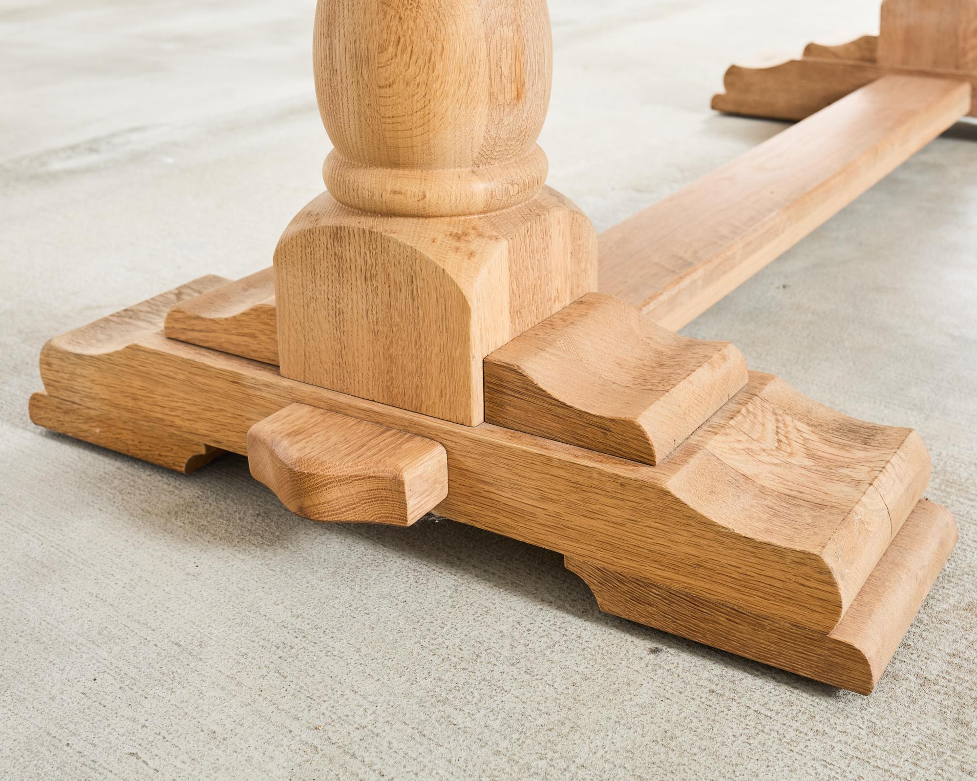 Table de salle à manger à tréteaux en chêne blanchi de style rustique français en vente 10