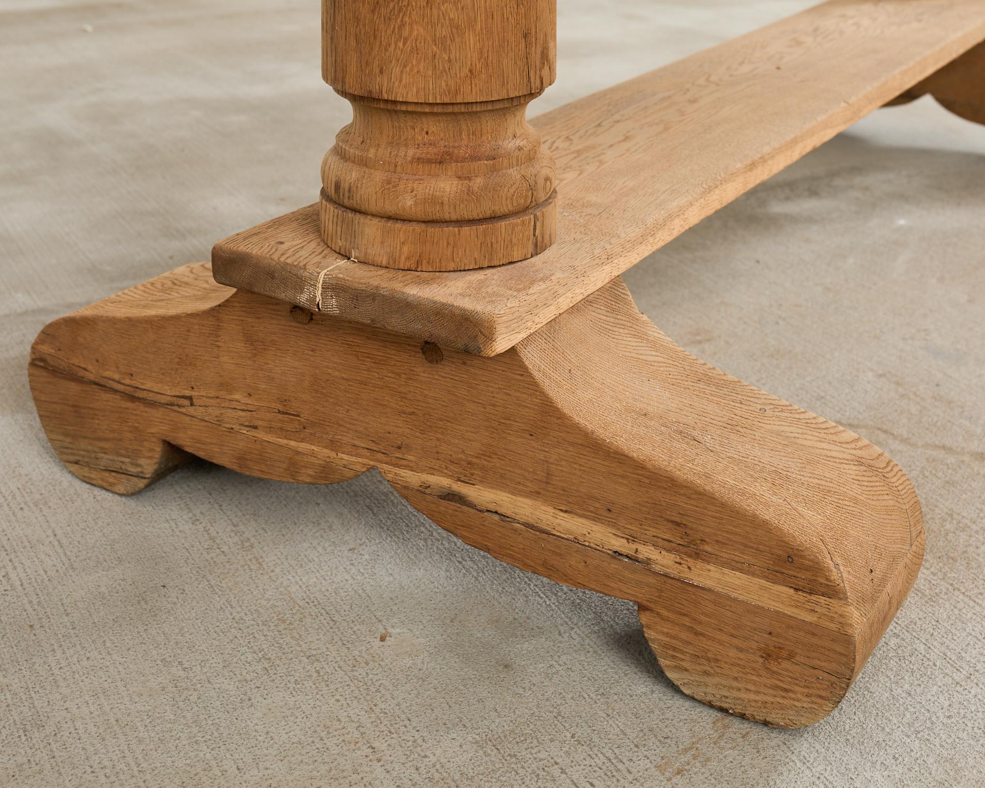 Table de salle à manger à tréteaux en chêne blanchi de style rustique français en vente 10