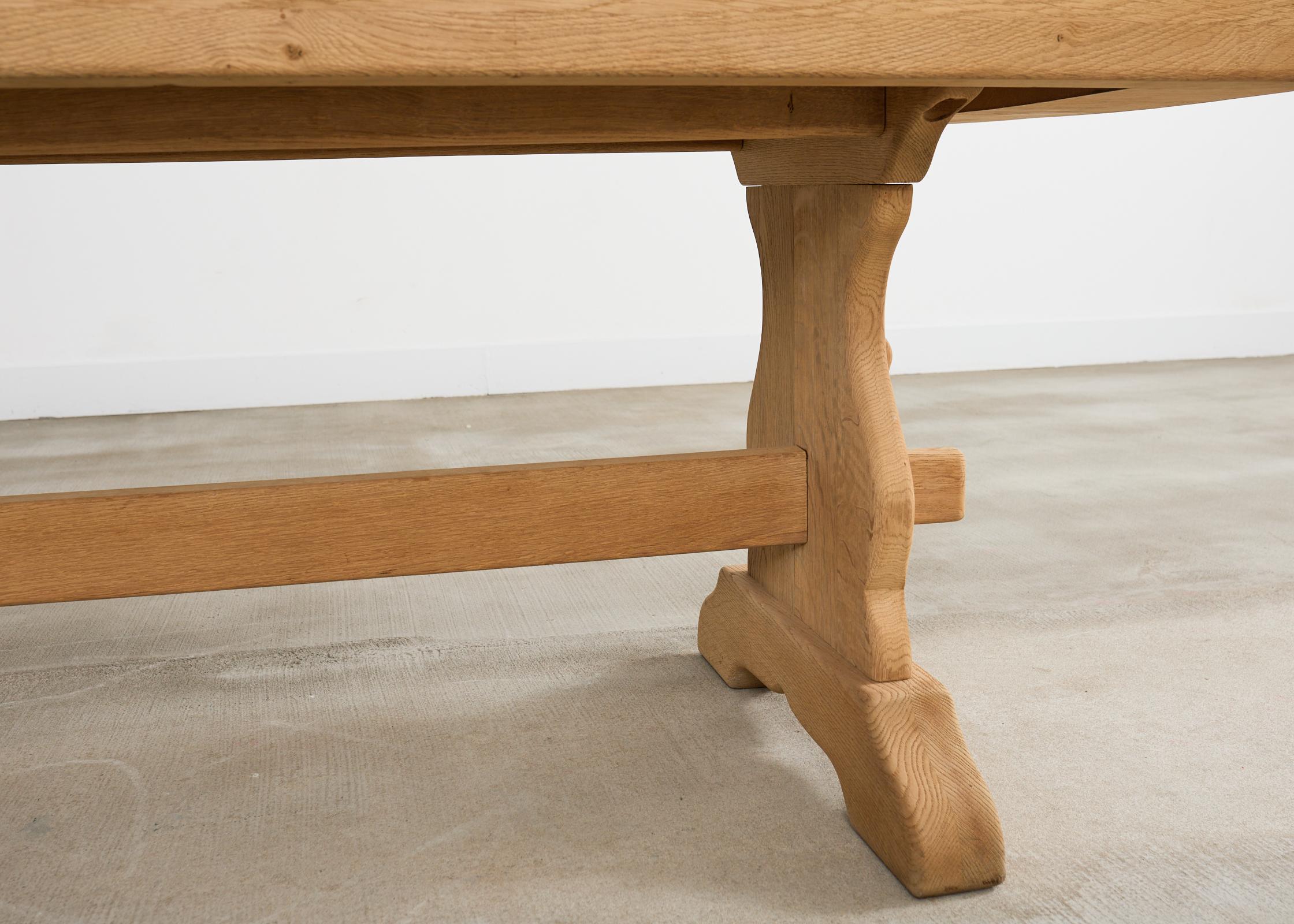 Table de salle à manger à tréteaux en chêne blanchi de style rustique français en vente 10