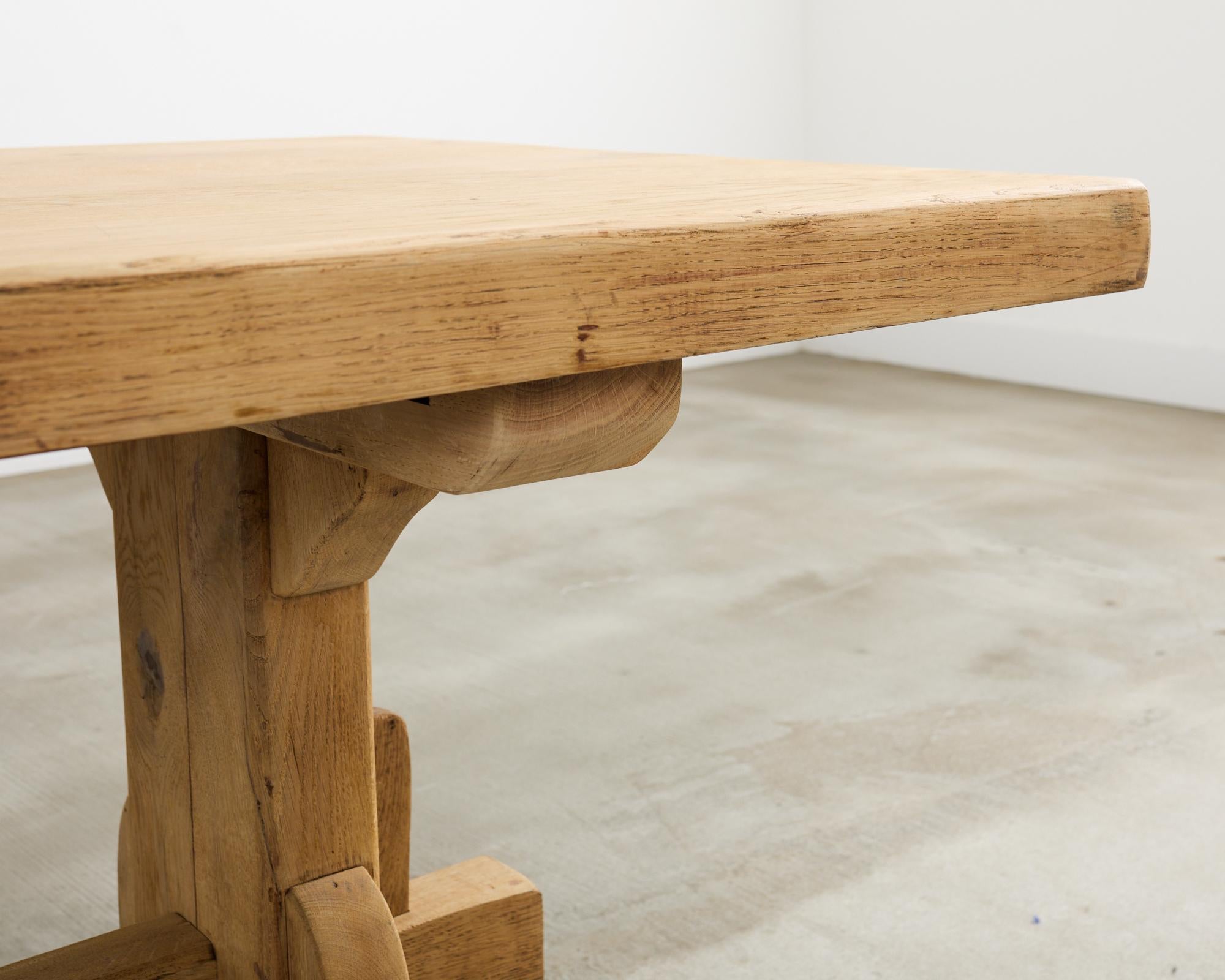 Table de salle à manger à tréteaux en chêne blanchi de style rustique français en vente 10