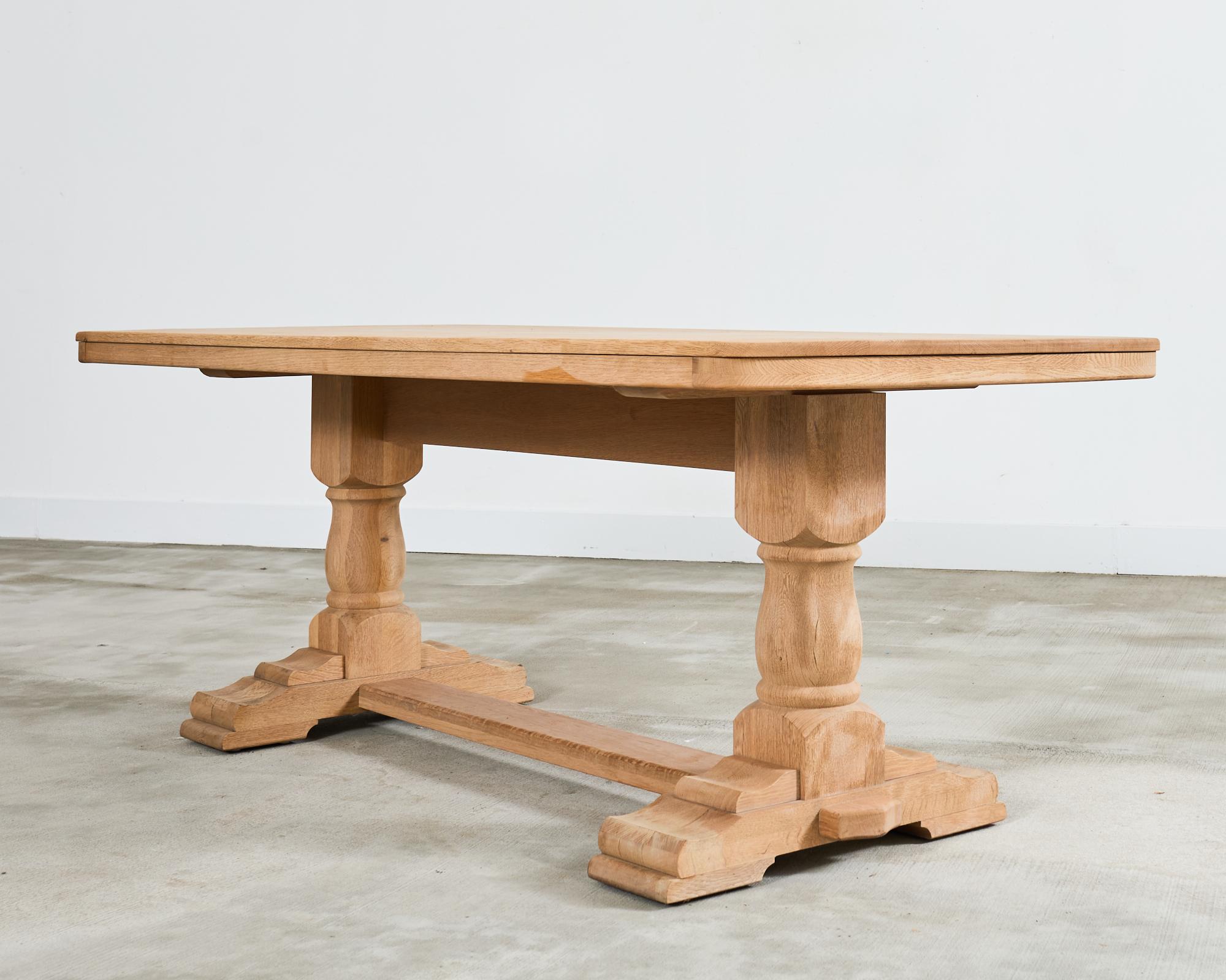 Table de salle à manger à tréteaux en chêne blanchi de style rustique français en vente 11