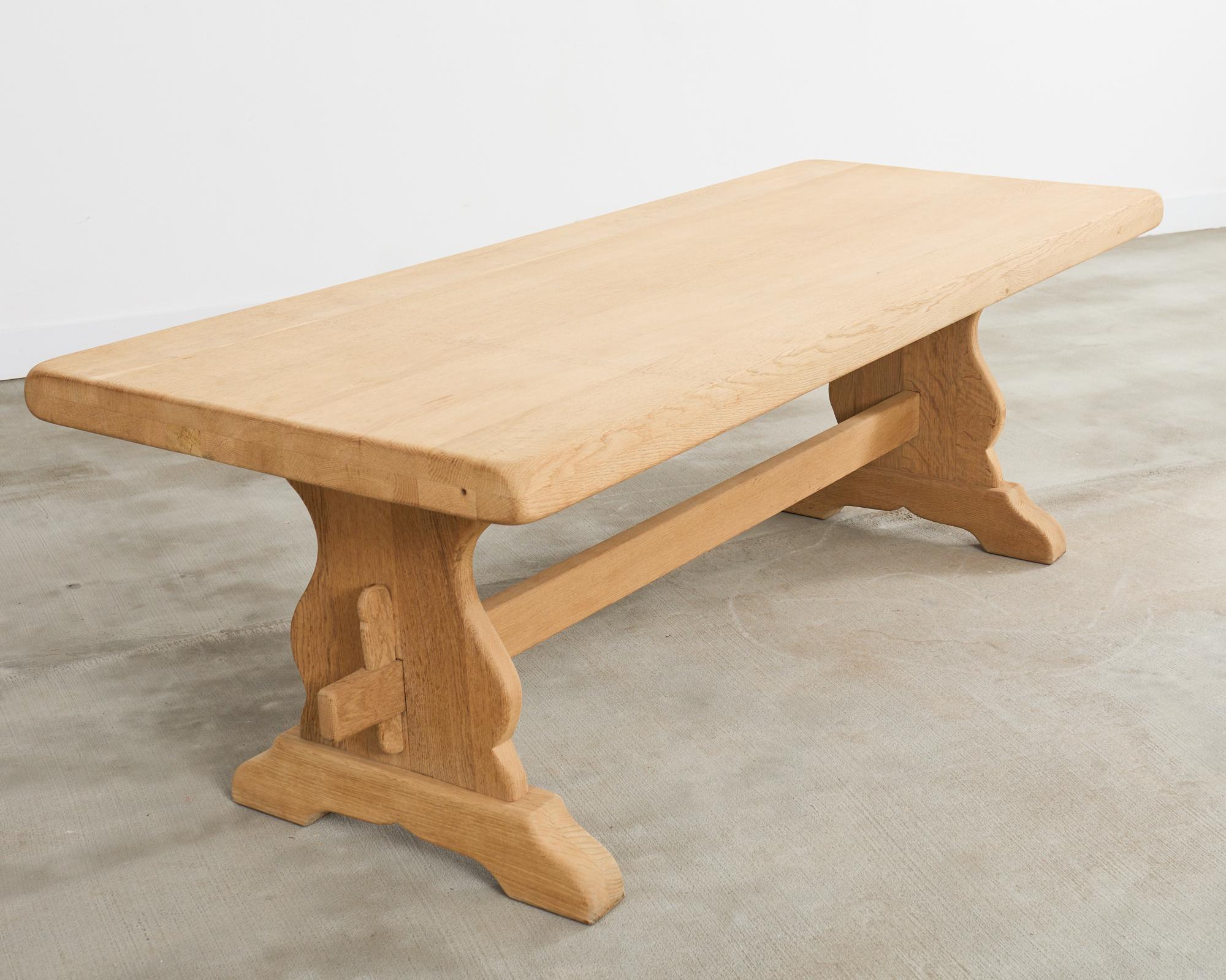 Table de salle à manger à tréteaux en chêne blanchi de style rustique français en vente 11