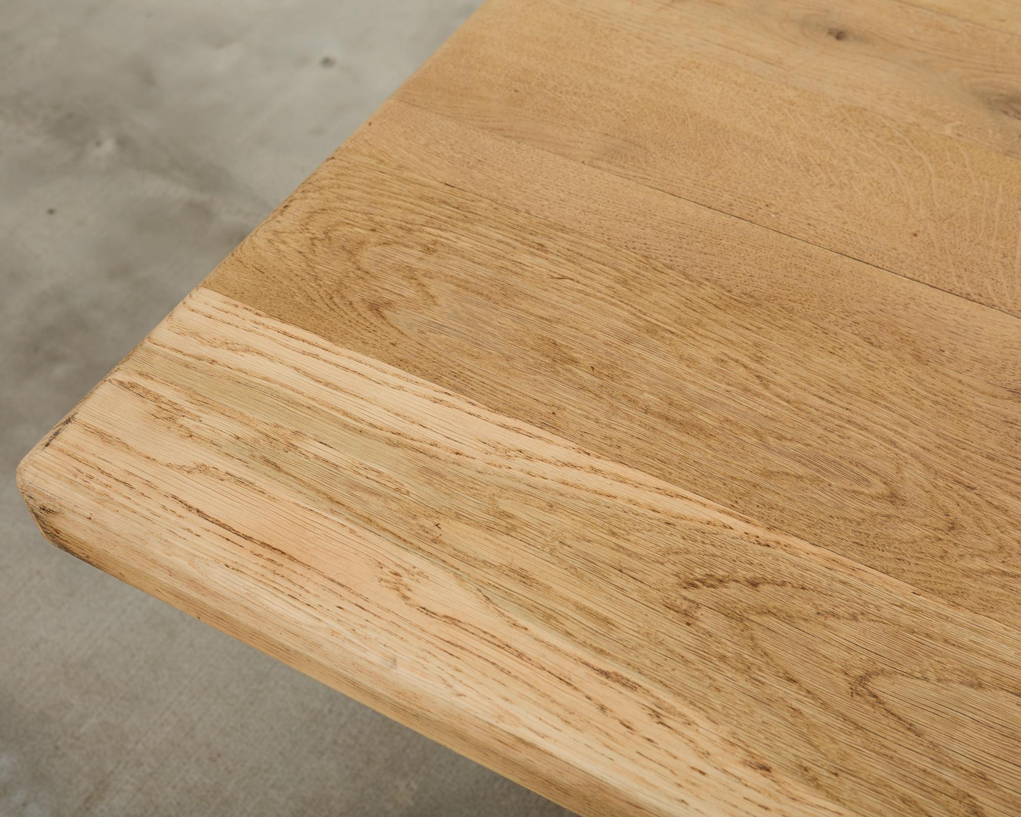 Table de salle à manger à tréteaux en chêne blanchi de style rustique français en vente 11