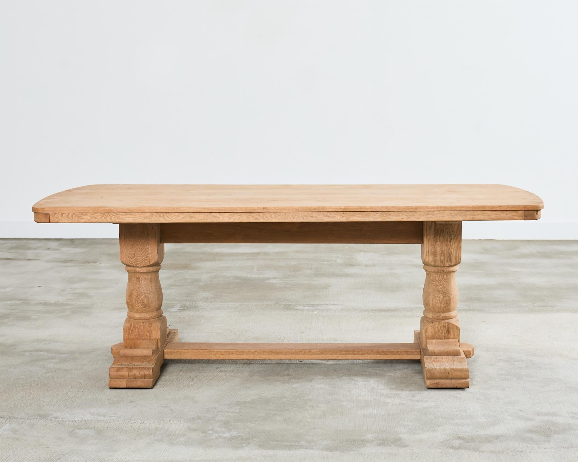 Table de salle à manger à tréteaux en chêne blanchi de style rustique français en vente 12