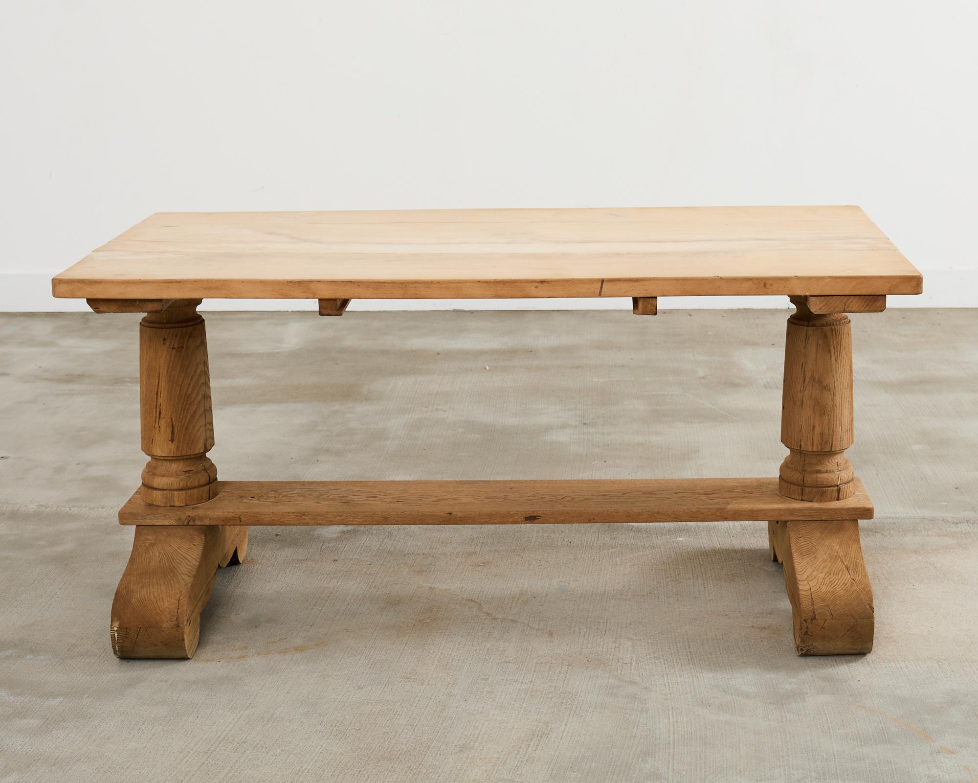 Table de salle à manger à tréteaux en chêne blanchi de style rustique français en vente 12