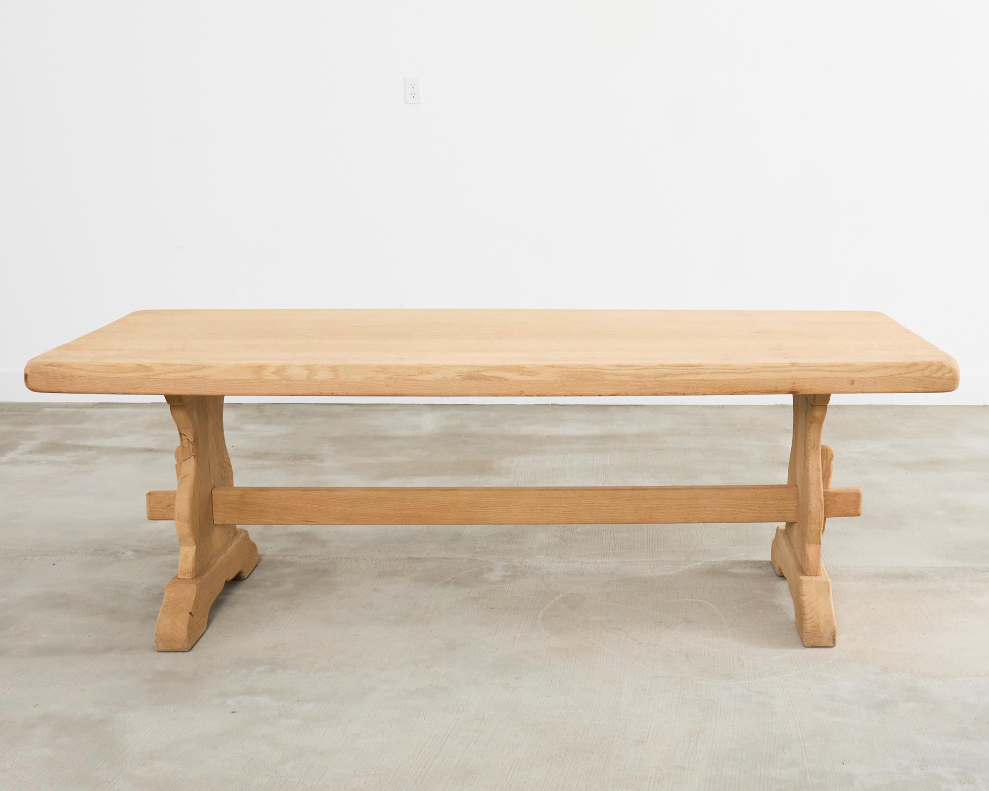 Table de salle à manger à tréteaux en chêne blanchi de style rustique français en vente 12