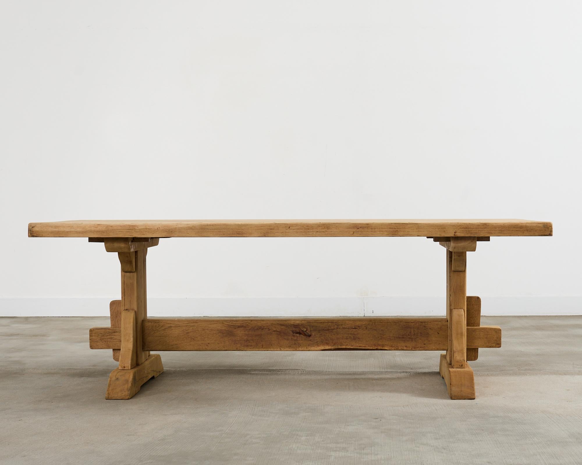 Table de salle à manger à tréteaux en chêne blanchi de style rustique français en vente 12