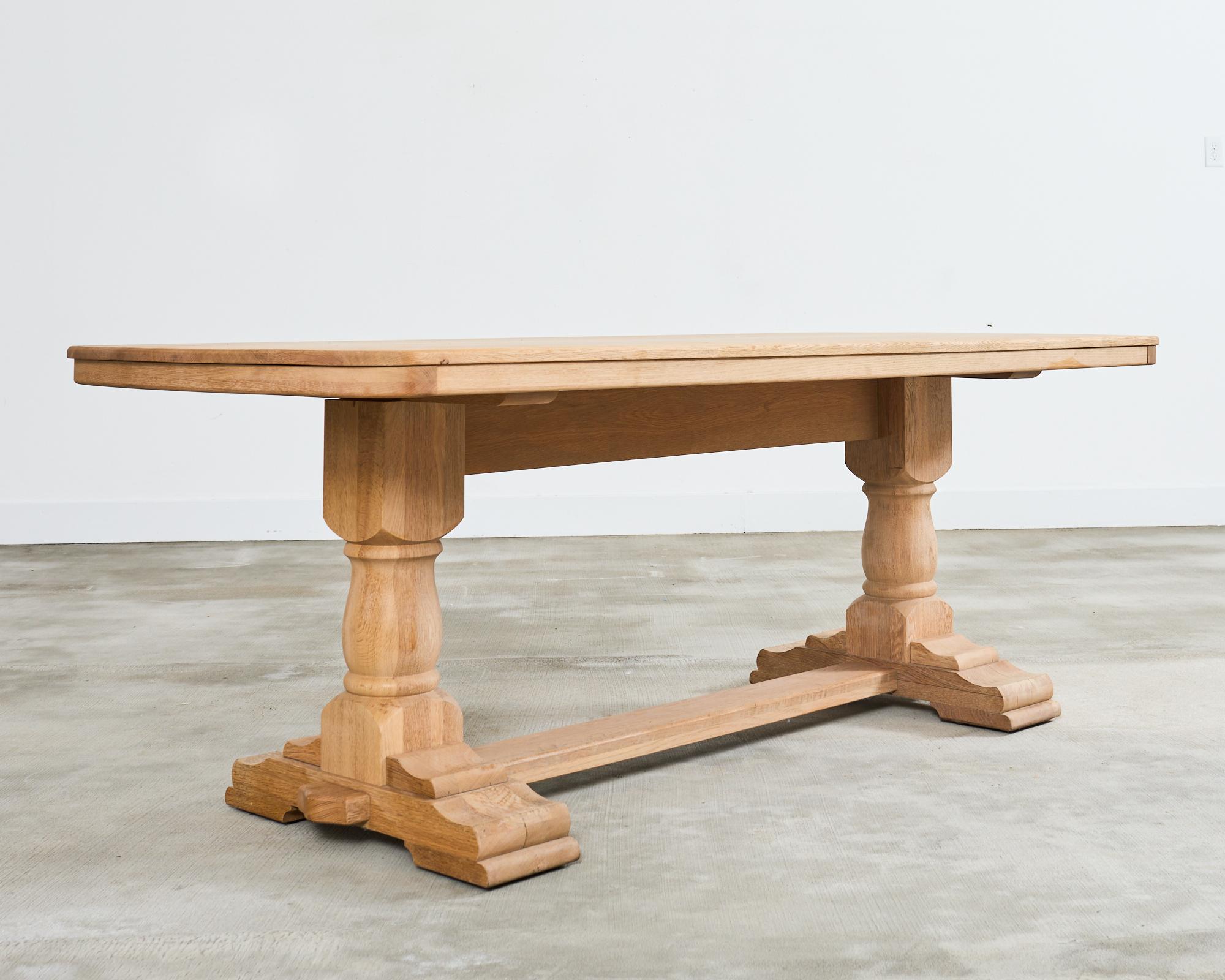 Country Table de salle à manger à tréteaux en chêne blanchi de style rustique français en vente