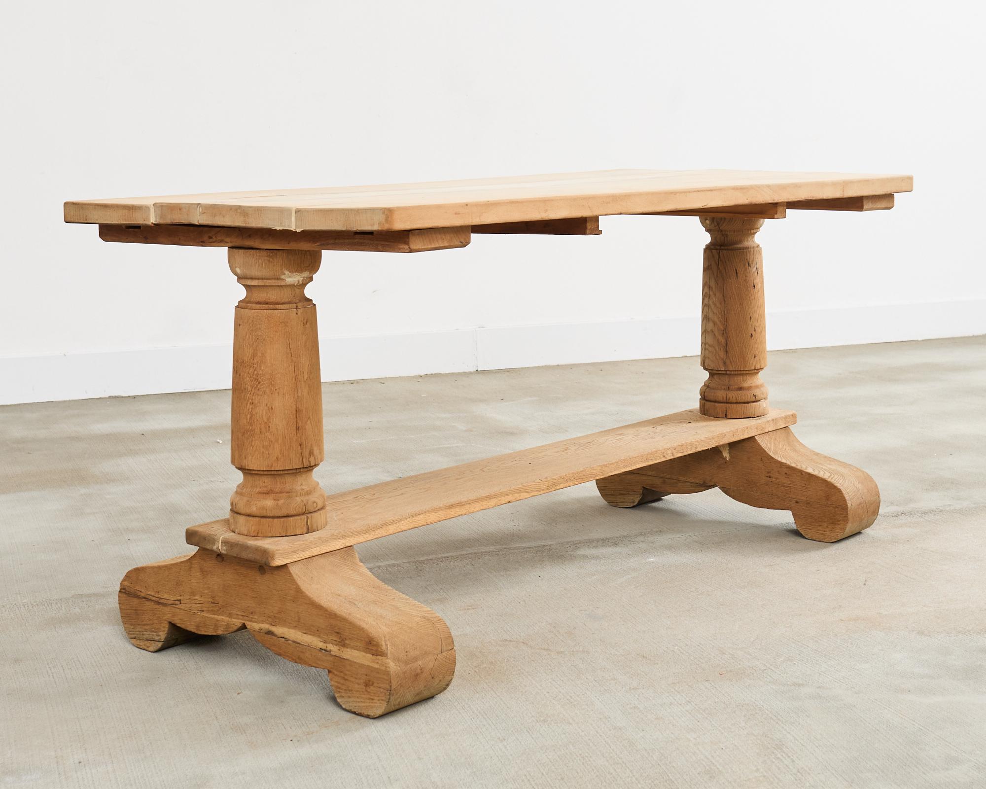 Country Table de salle à manger à tréteaux en chêne blanchi de style rustique français en vente