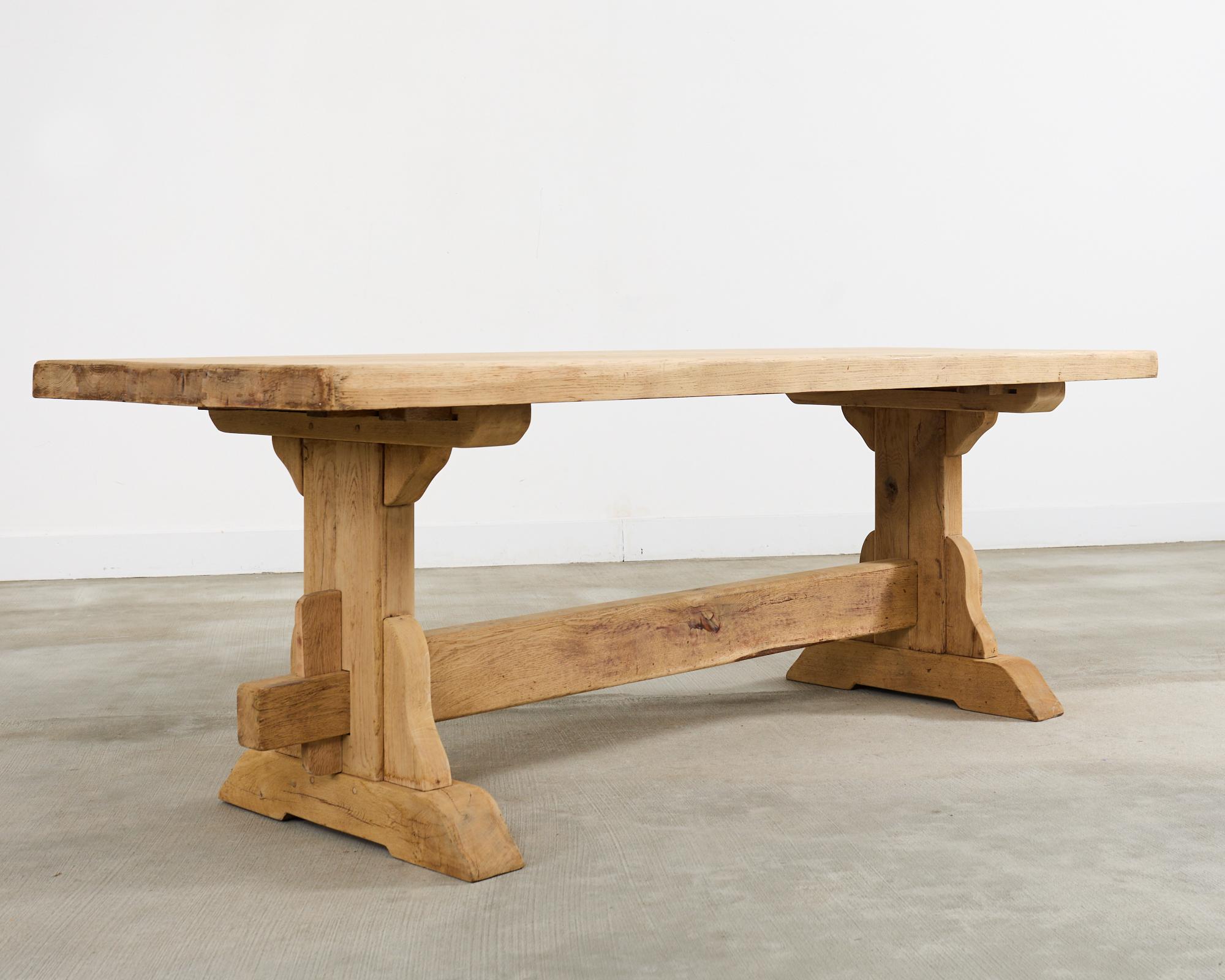 Country Table de salle à manger à tréteaux en chêne blanchi de style rustique français en vente