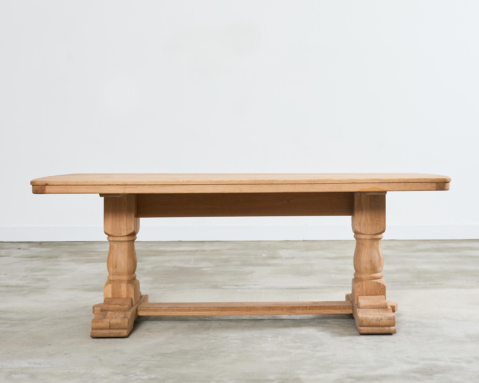 Français Table de salle à manger à tréteaux en chêne blanchi de style rustique français en vente