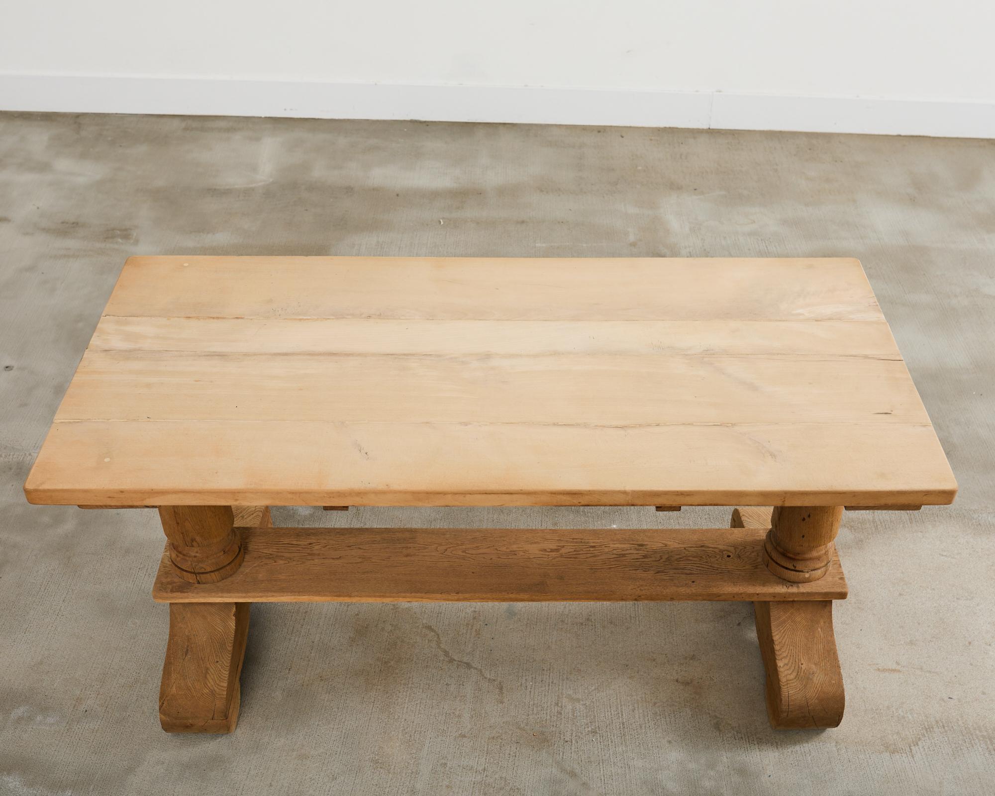 Français Table de salle à manger à tréteaux en chêne blanchi de style rustique français en vente