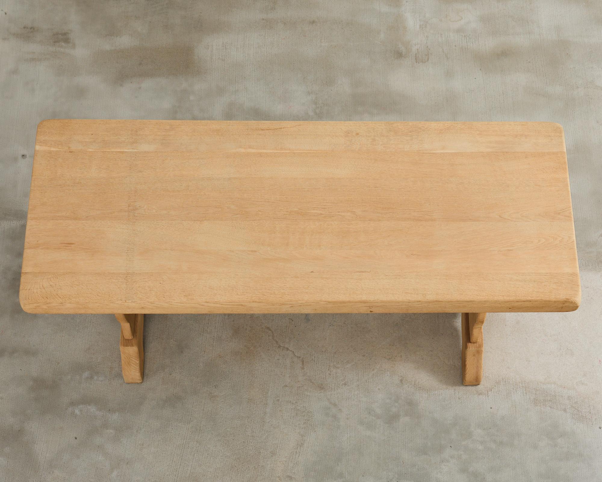 Français Table de salle à manger à tréteaux en chêne blanchi de style rustique français en vente