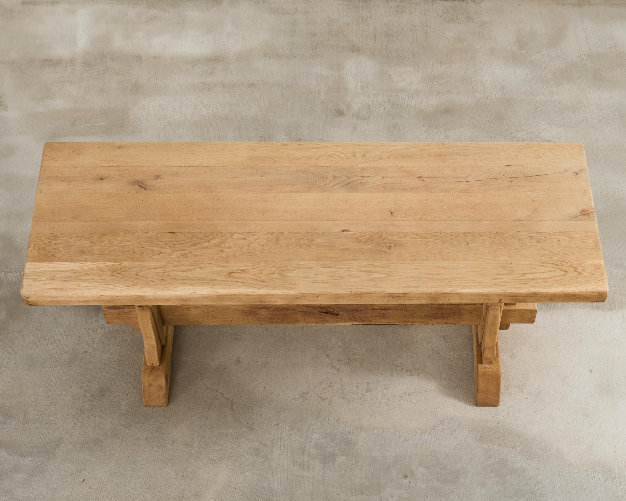 Français Table de salle à manger à tréteaux en chêne blanchi de style rustique français en vente
