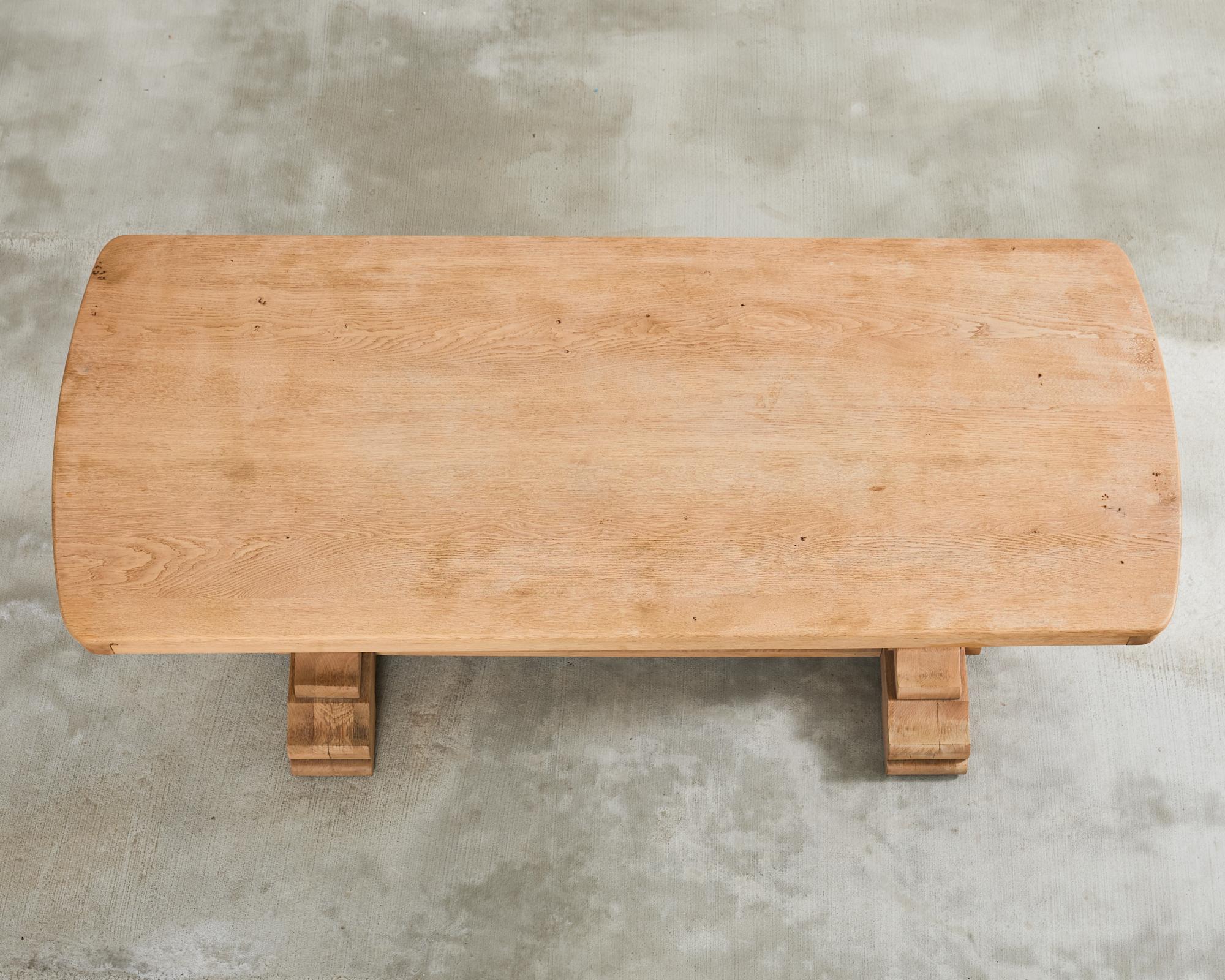 Blanchi Table de salle à manger à tréteaux en chêne blanchi de style rustique français en vente