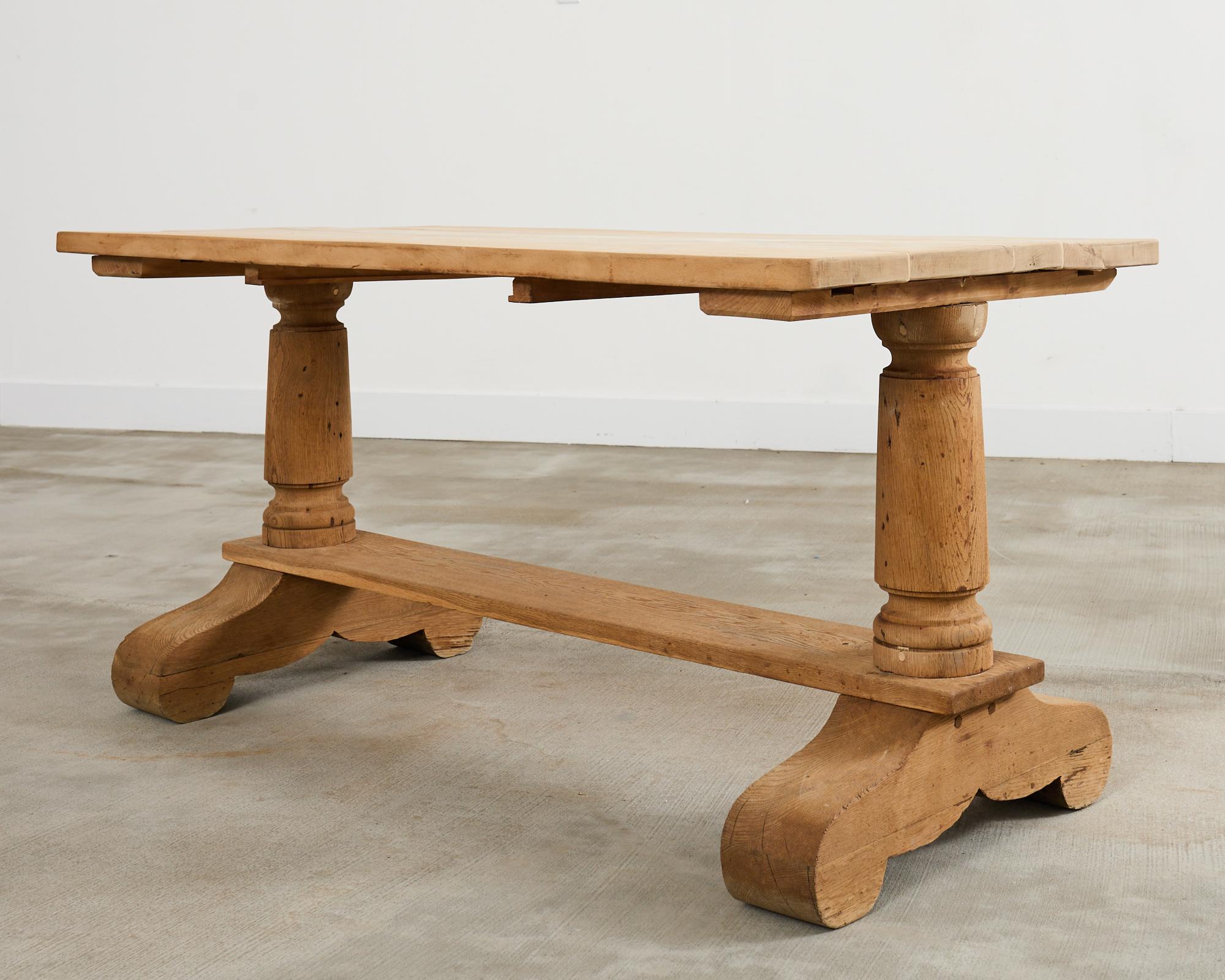 Blanchi Table de salle à manger à tréteaux en chêne blanchi de style rustique français en vente
