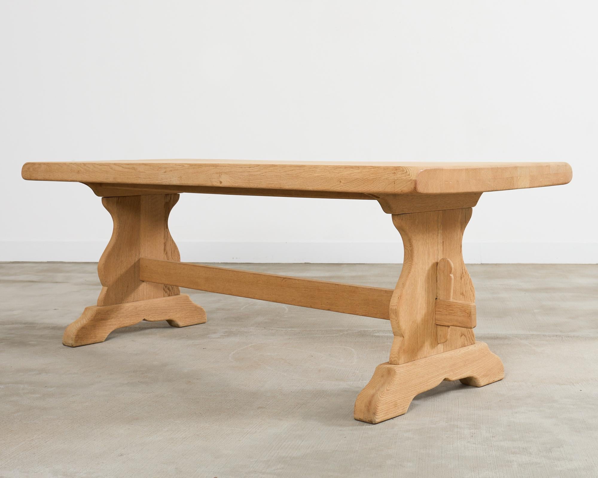 Blanchi Table de salle à manger à tréteaux en chêne blanchi de style rustique français en vente