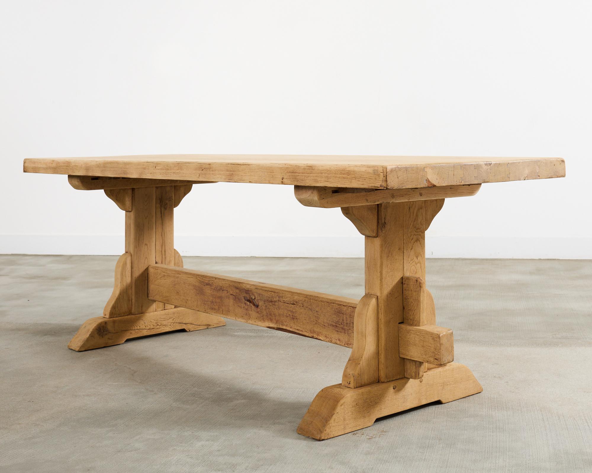 Blanchi Table de salle à manger à tréteaux en chêne blanchi de style rustique français en vente