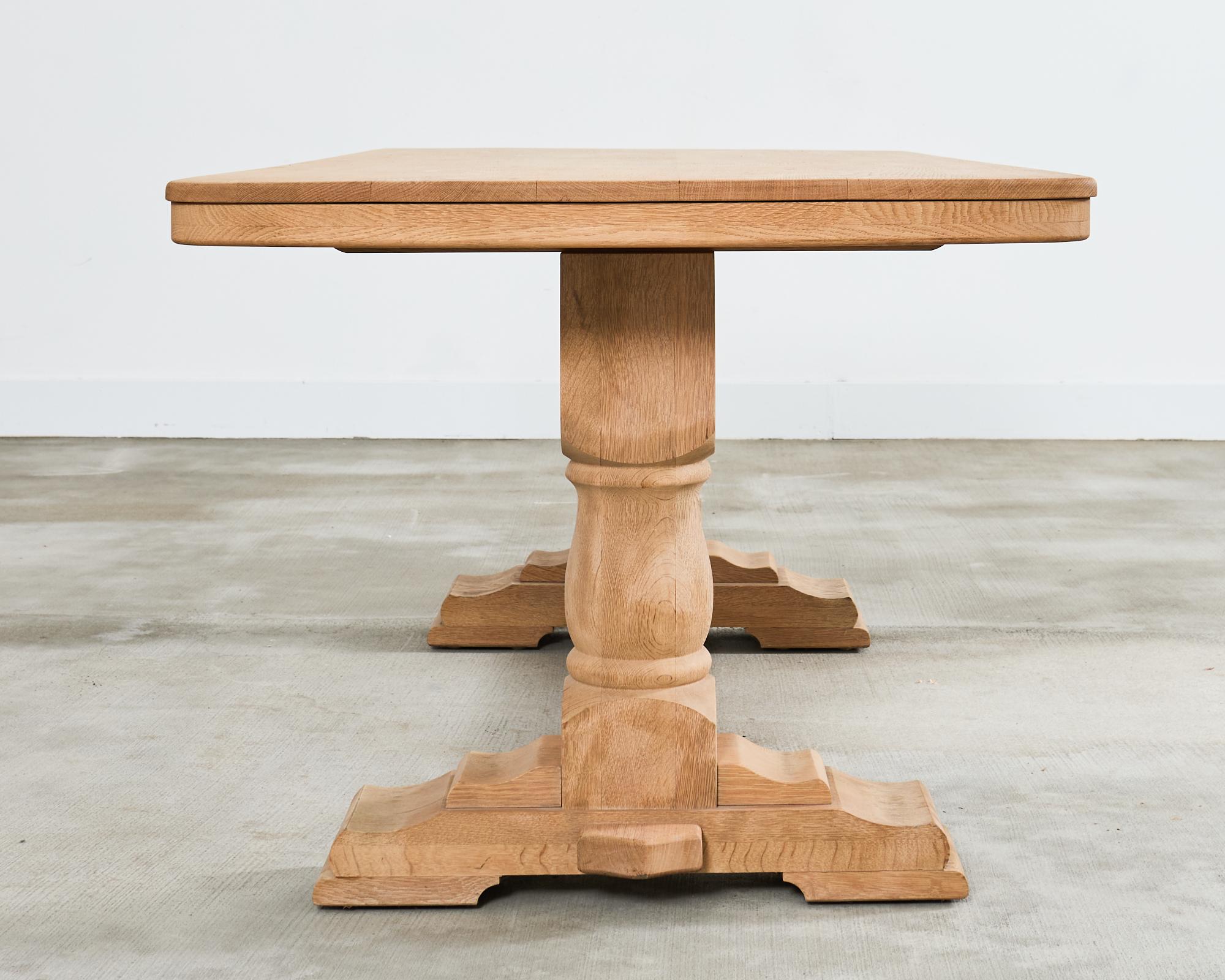 Table de salle à manger à tréteaux en chêne blanchi de style rustique français Bon état - En vente à Rio Vista, CA