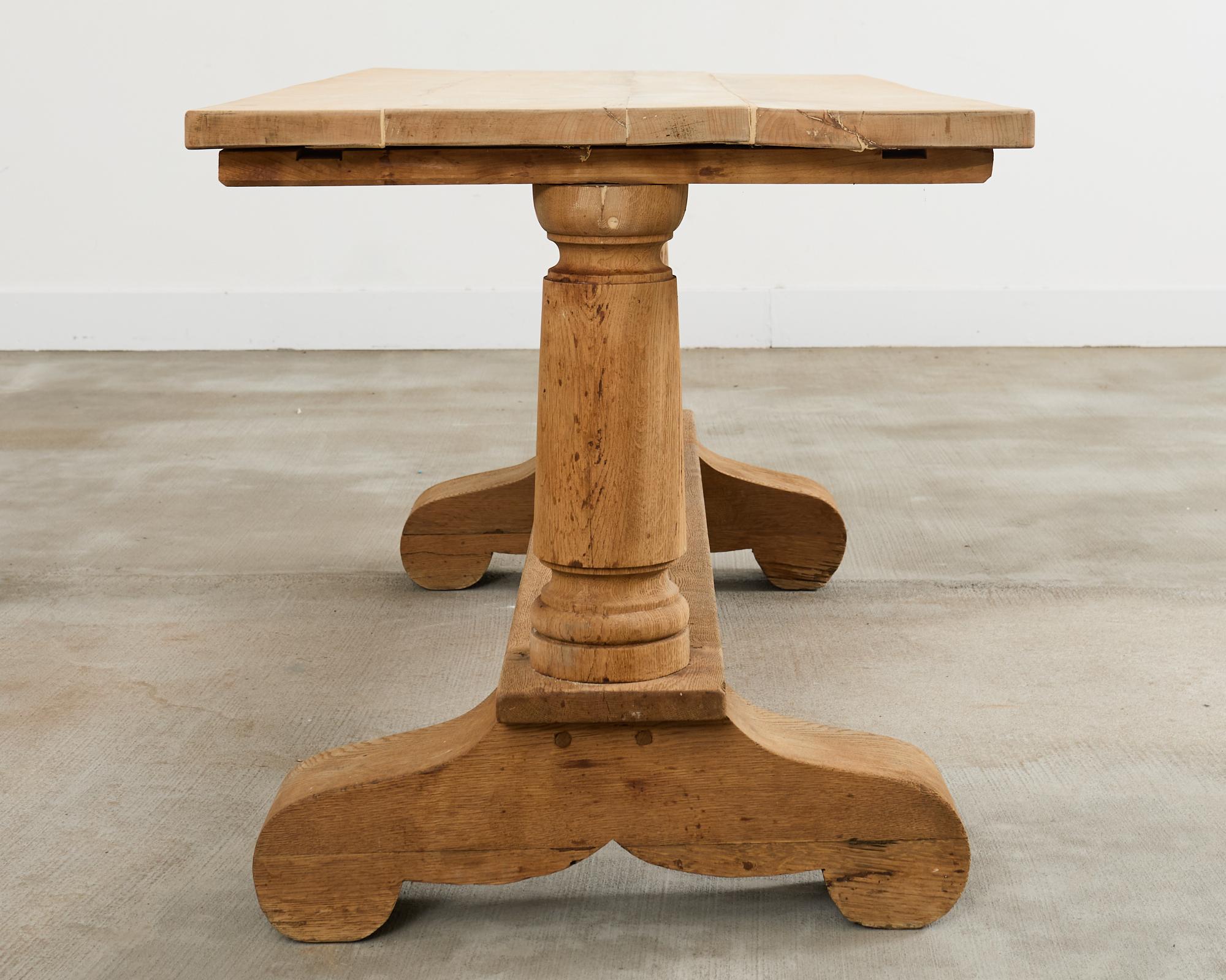 Table de salle à manger à tréteaux en chêne blanchi de style rustique français Bon état - En vente à Rio Vista, CA